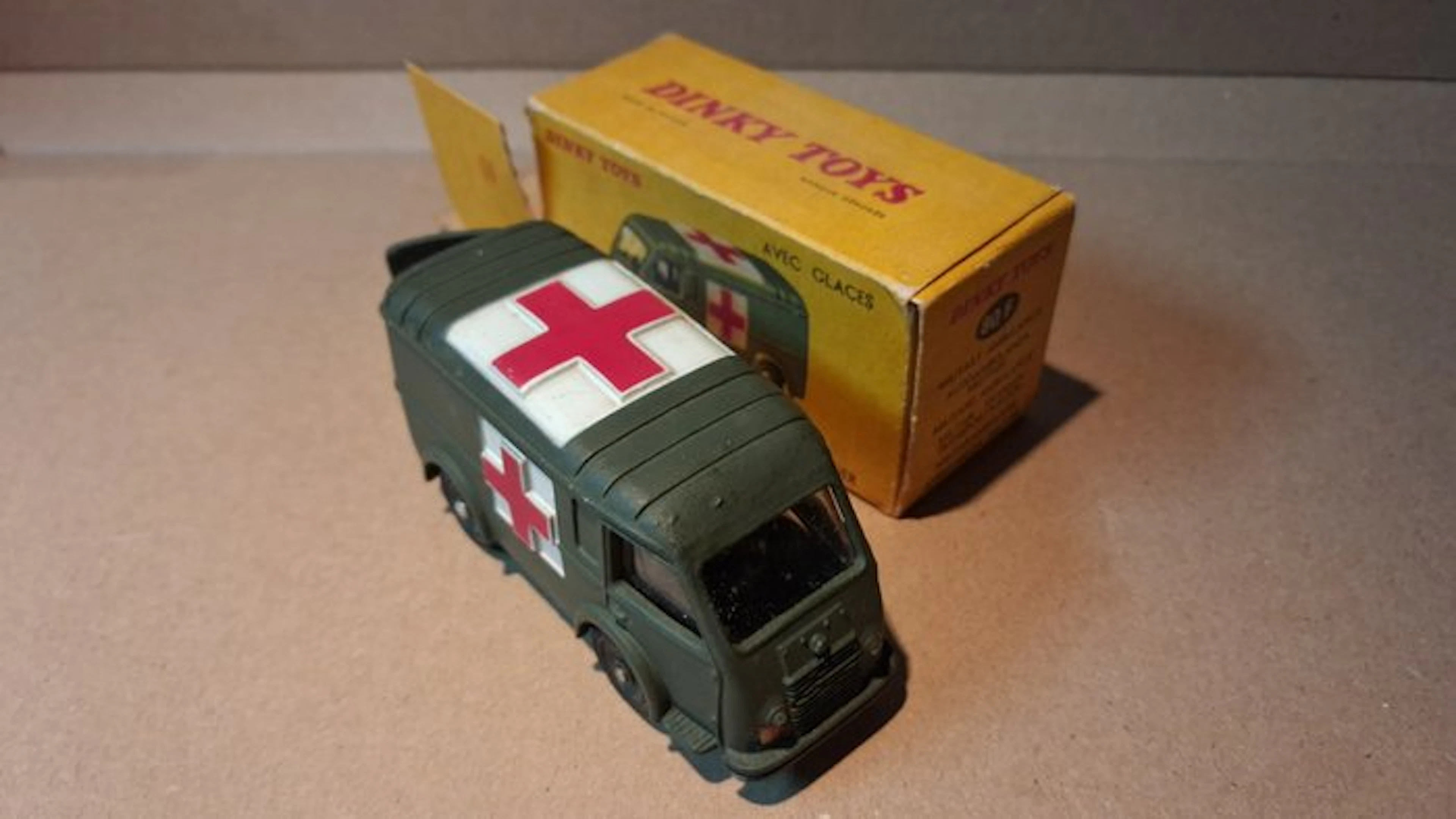 Dinky Toys - Toy car Ambulance Militaire Renault-Carrier - 1950-1960 - France