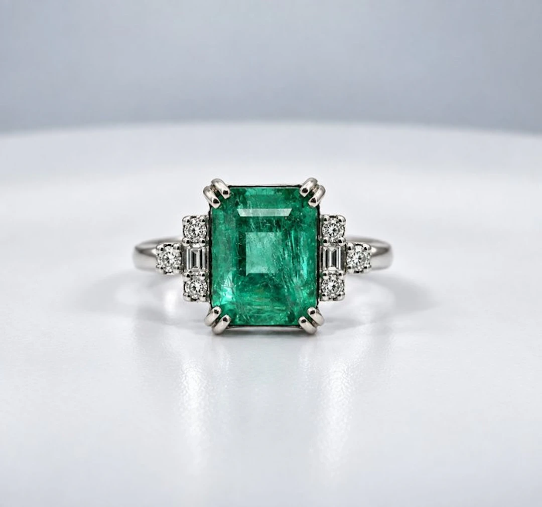 Ring - 18 kt. White gold - 4.09ct. tw. Emerald - Diamond - Green