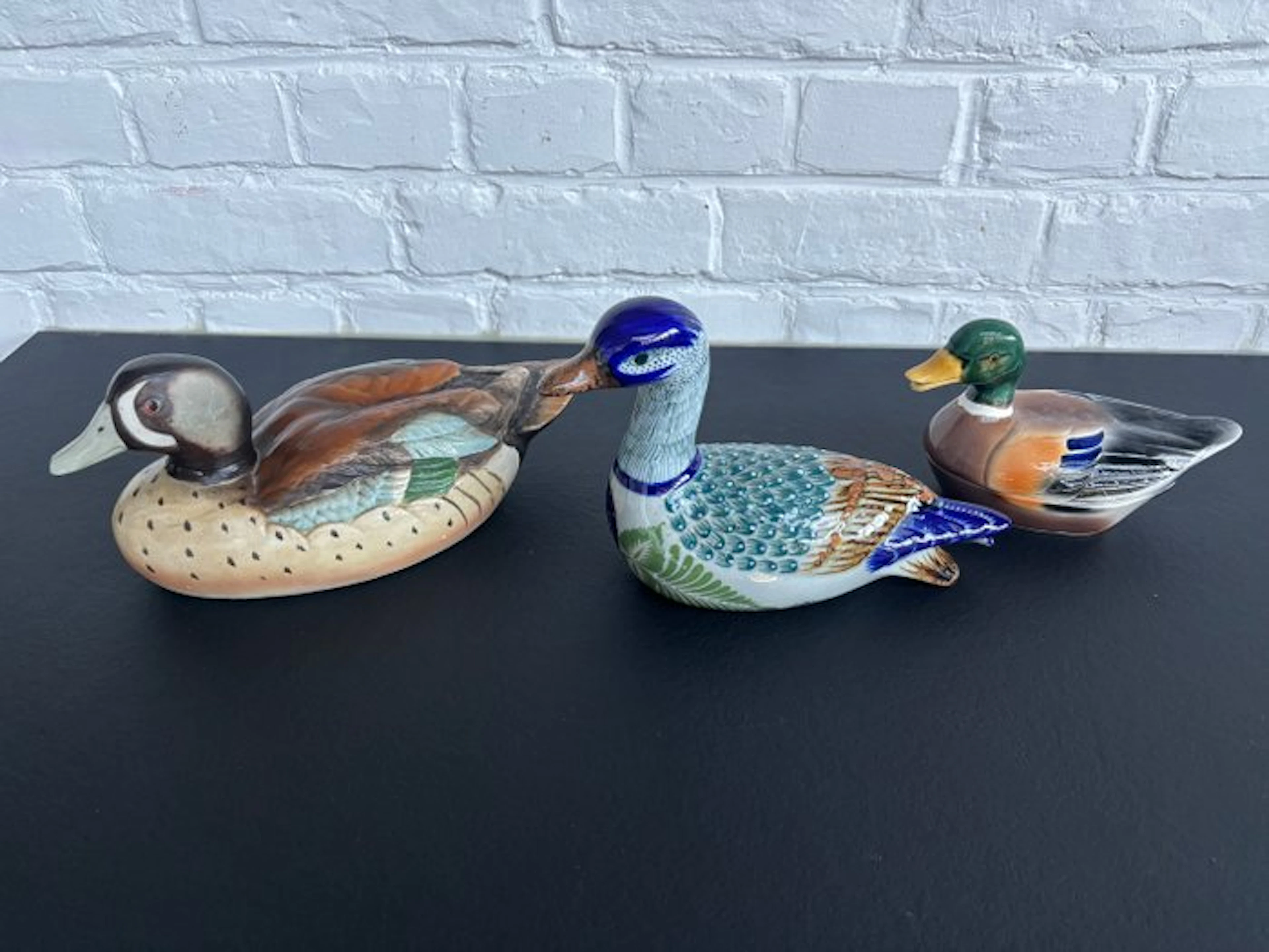 Lot de 3 canards décoratifs en céramique peinte à la main...