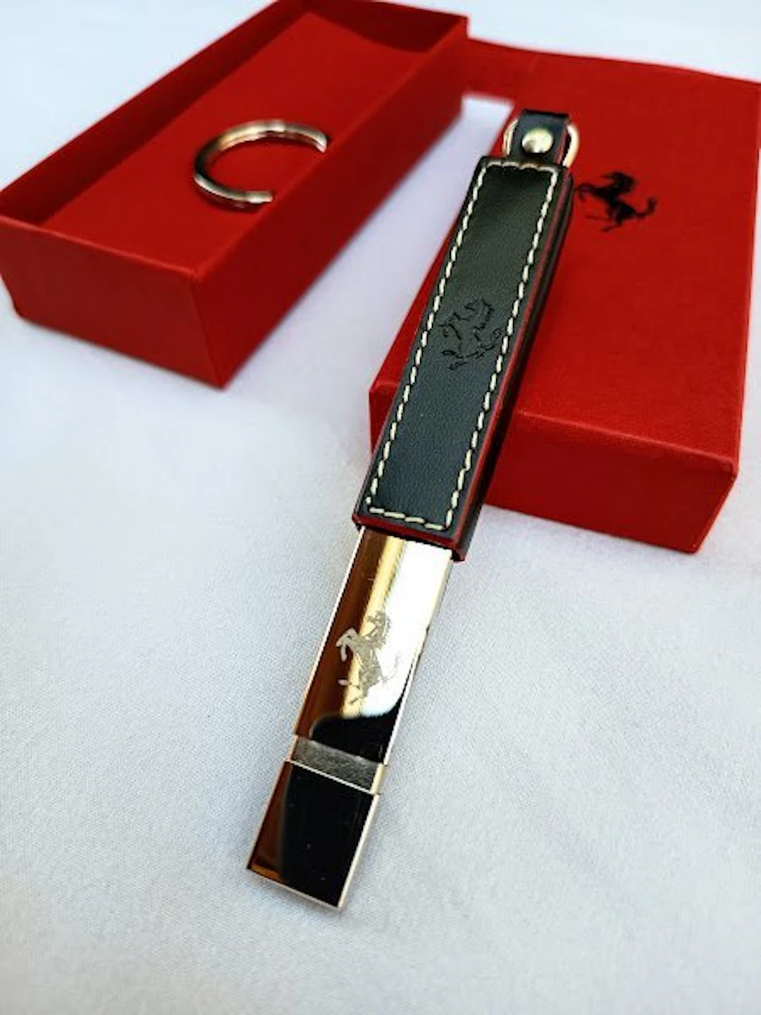 Emblem - Ferrari - Porte clé Key ring Usb Collector Ferrari California neuf