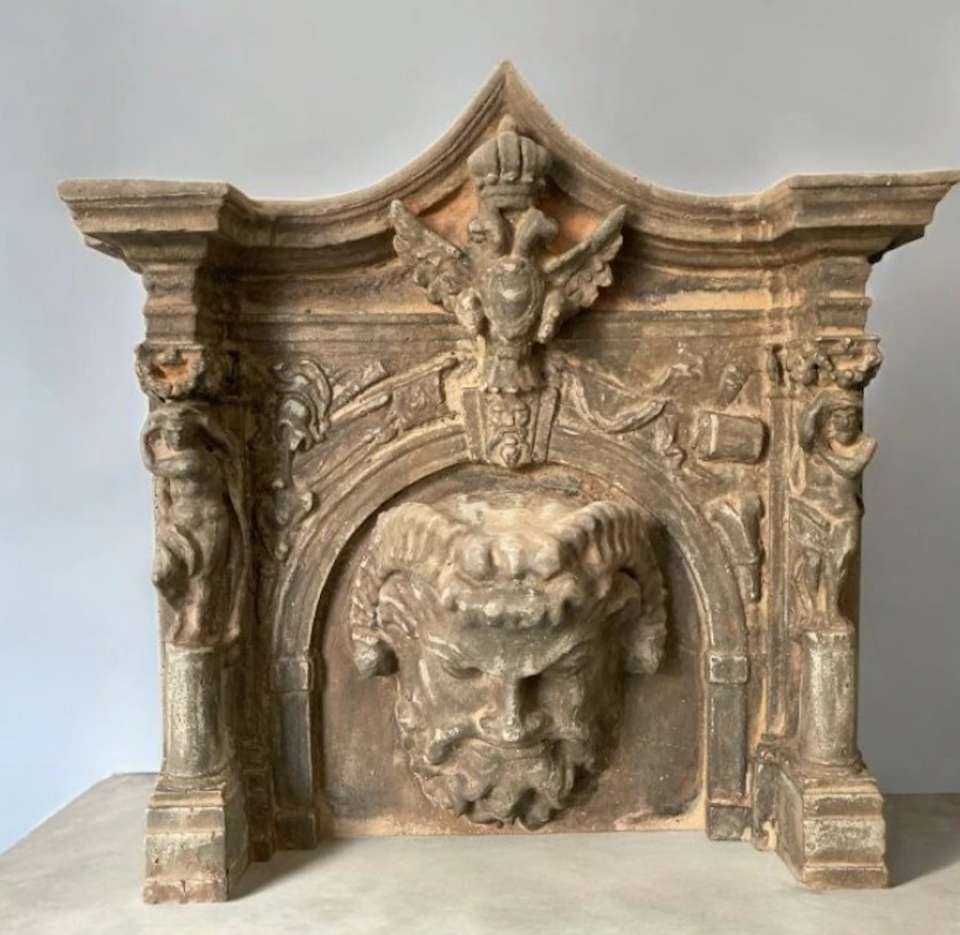 Figure - Heraldic frieze on the wall; petrification of fused sandstone.