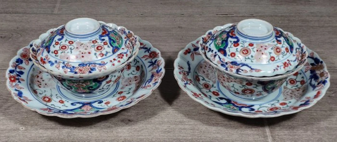 Lidded bowls with plates. - Porcelain - Japan - Meiji period (1868-1912)