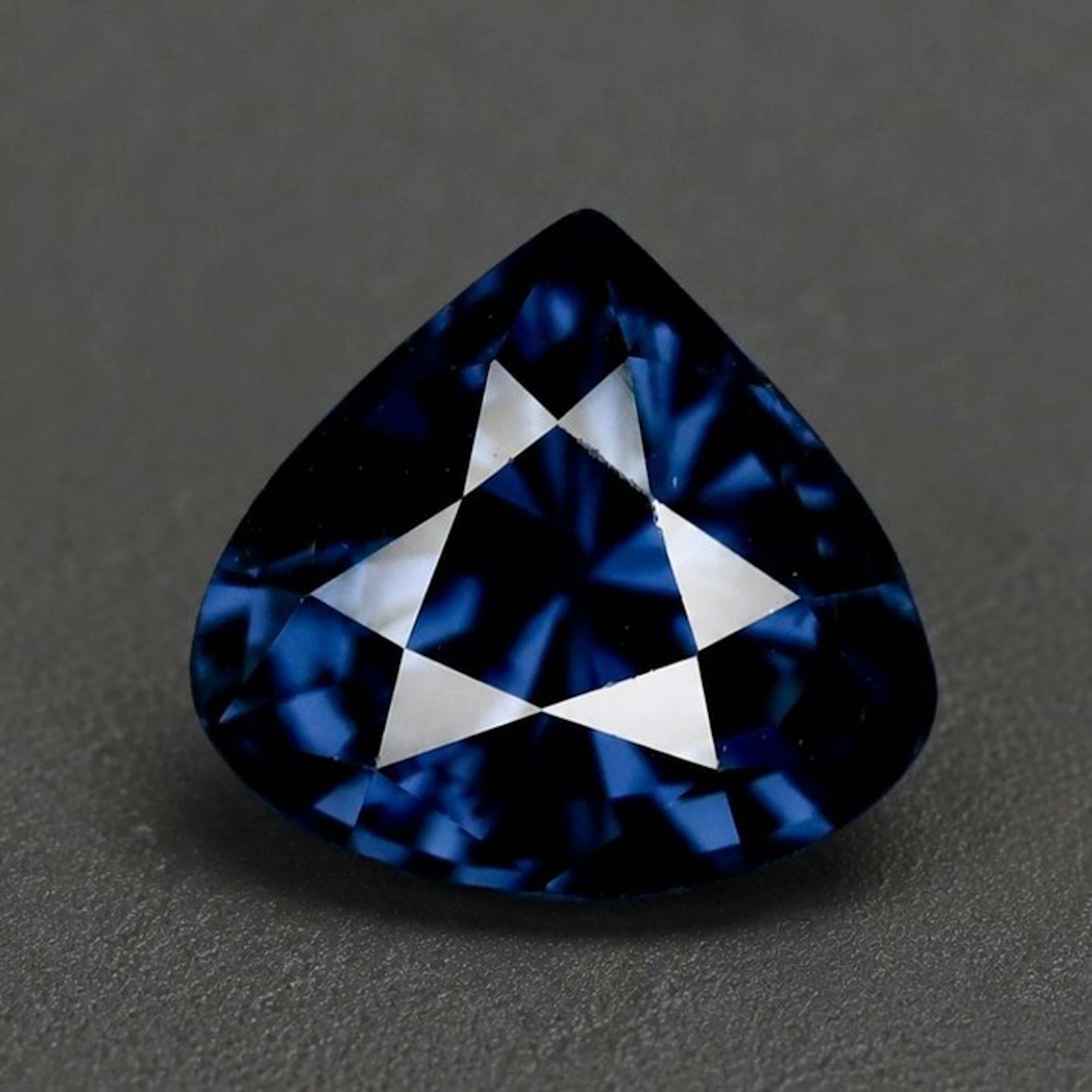 Blue Spinel - 1.41 ct - International Gemological Institute (IGI)