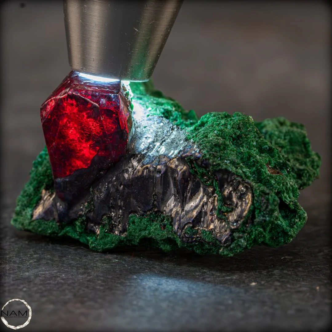 Very rare gemstone cuprite crystal on malachite matrix 128.65 ct- 25.73 g
