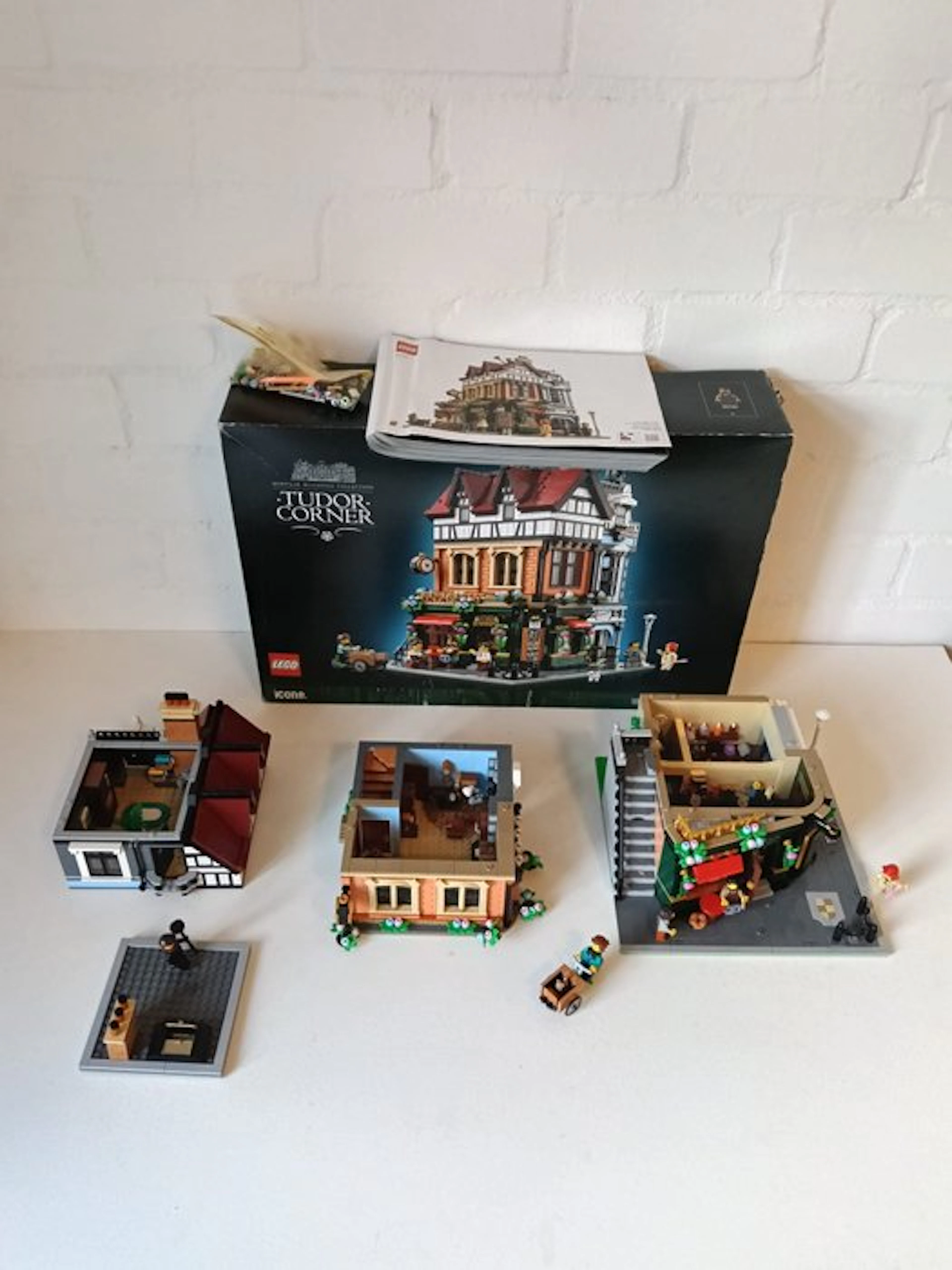 LEGO Set - 10350 - Icons - Tudor Corner