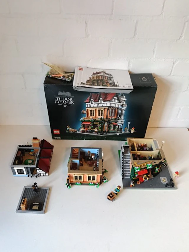LEGO Set - 10350 - Icons - Tudor Corner