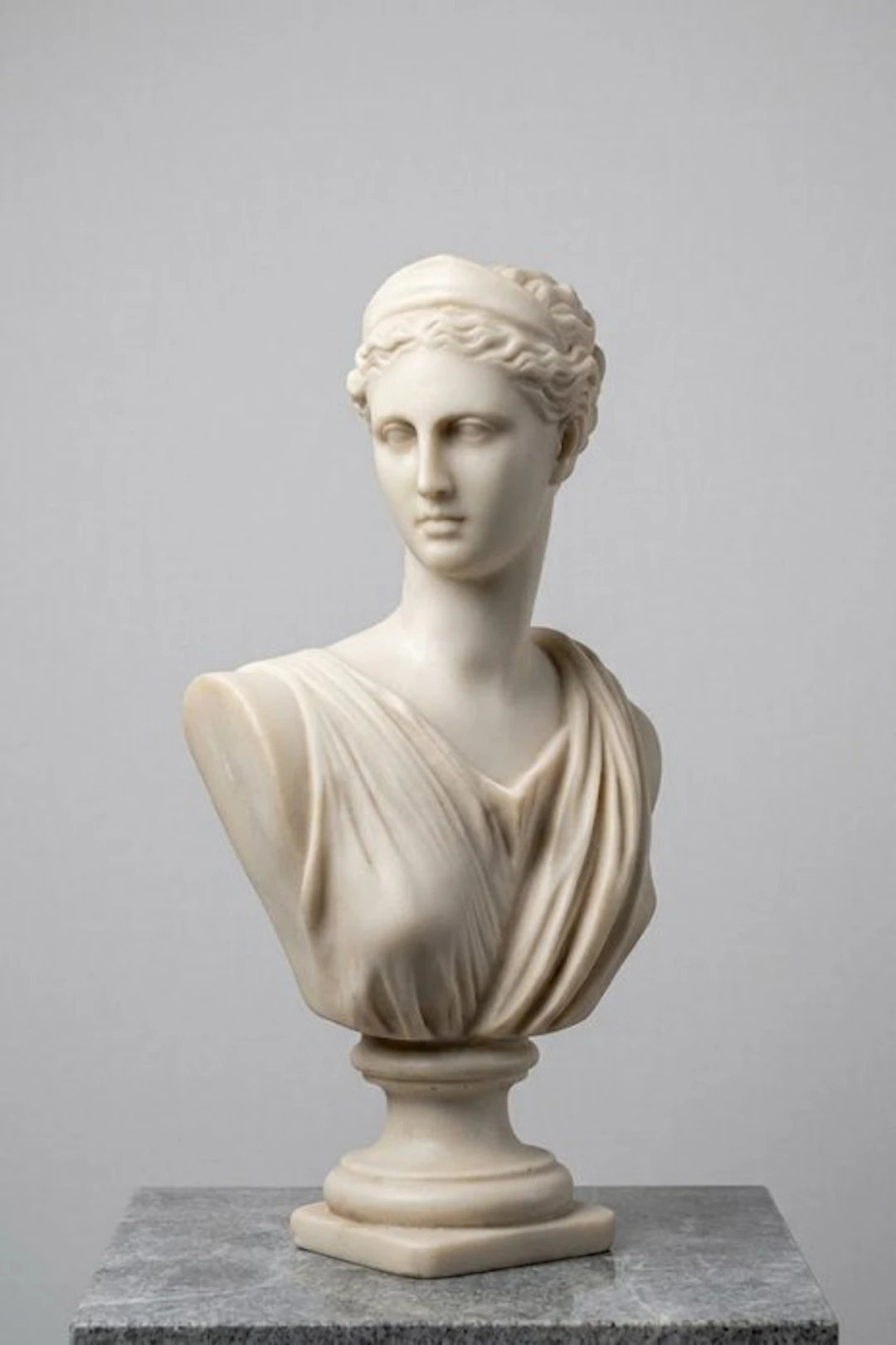 Figure - Busto di Diana - Reconstructed Carrara marble