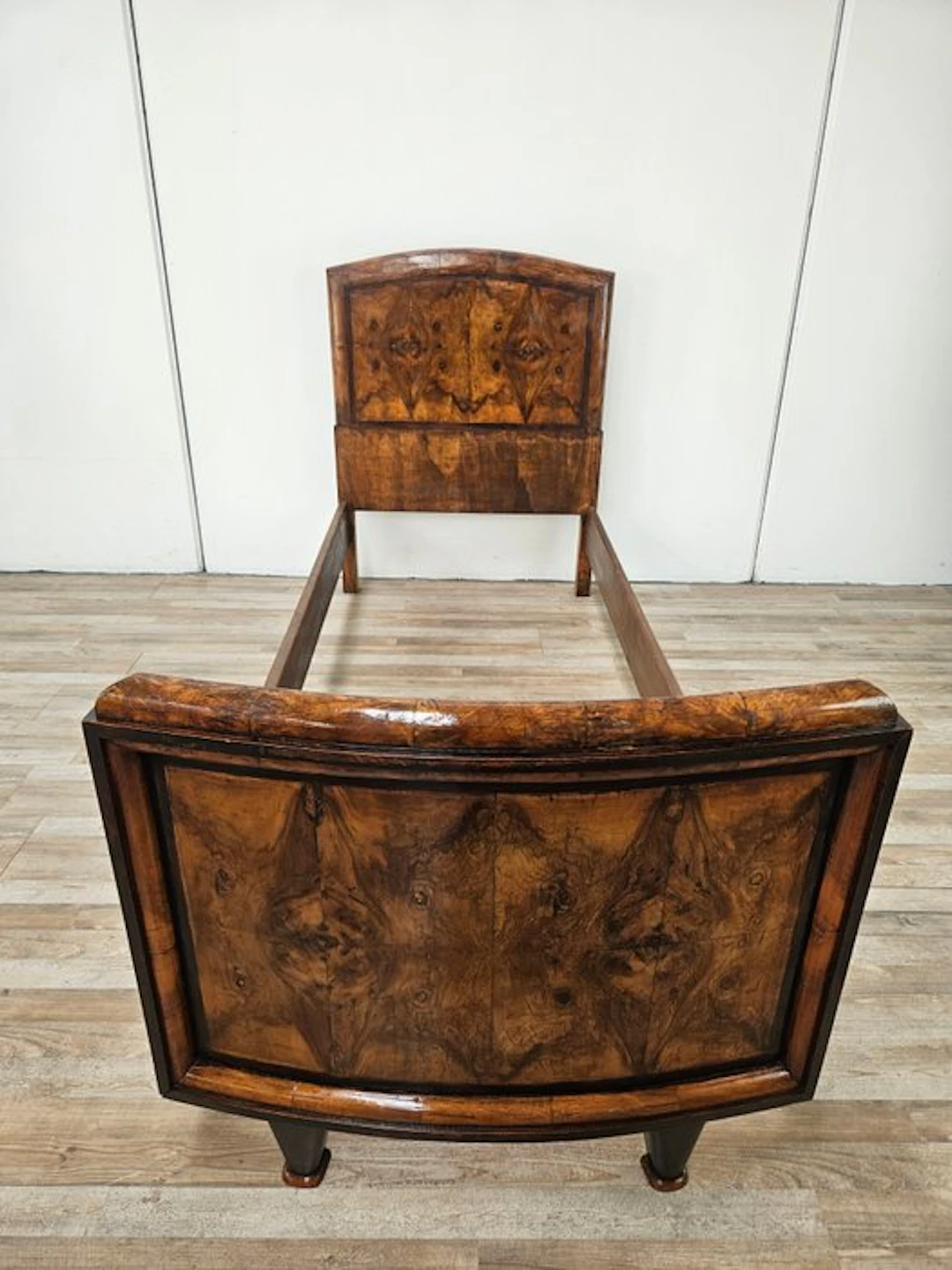Bed - Tuscan bed, Art Deco, in burr wood. - Burr walnut