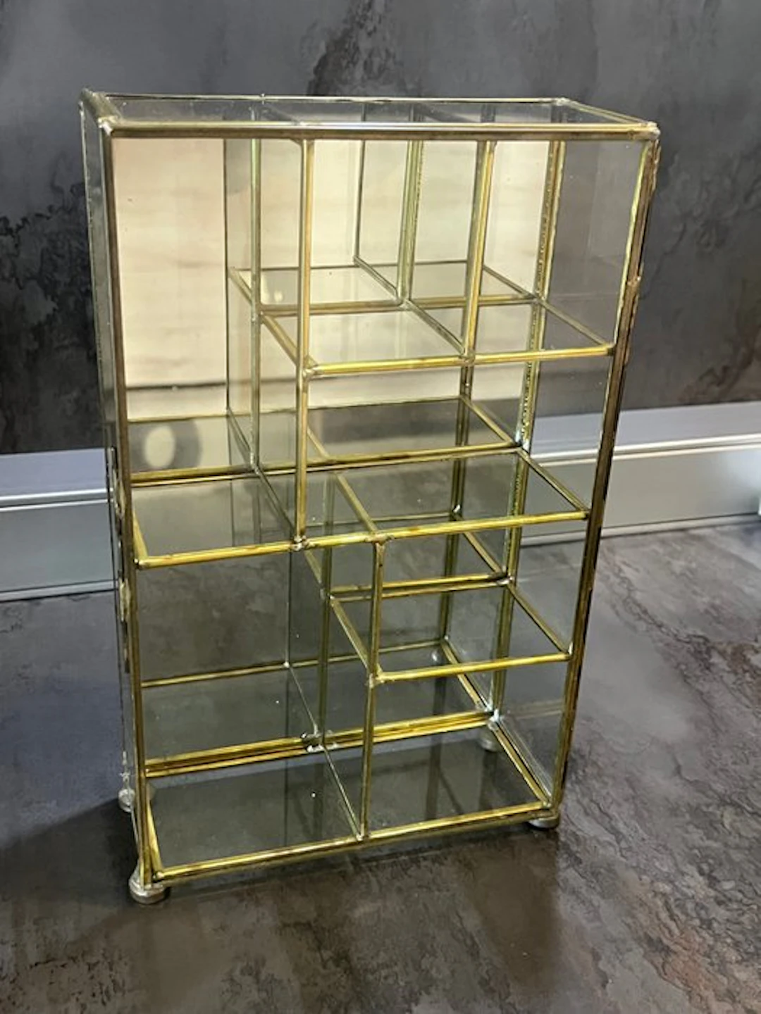 Display cabinet - Glass, brass and mirror
