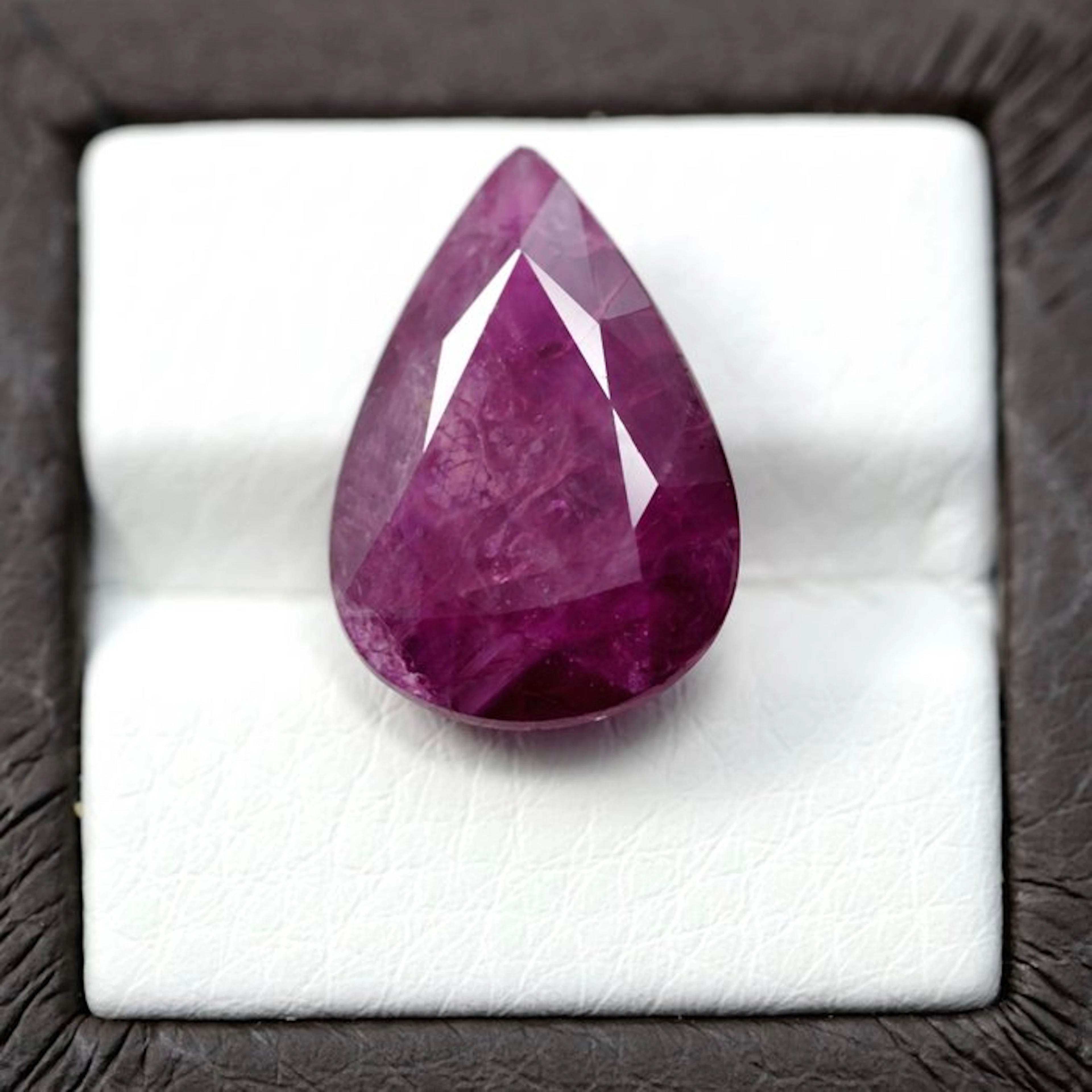1 pcs Red Ruby - 14.21 ct - Bellerophon Gemlab - NO HEAT MOZAMBIQUE RUBY