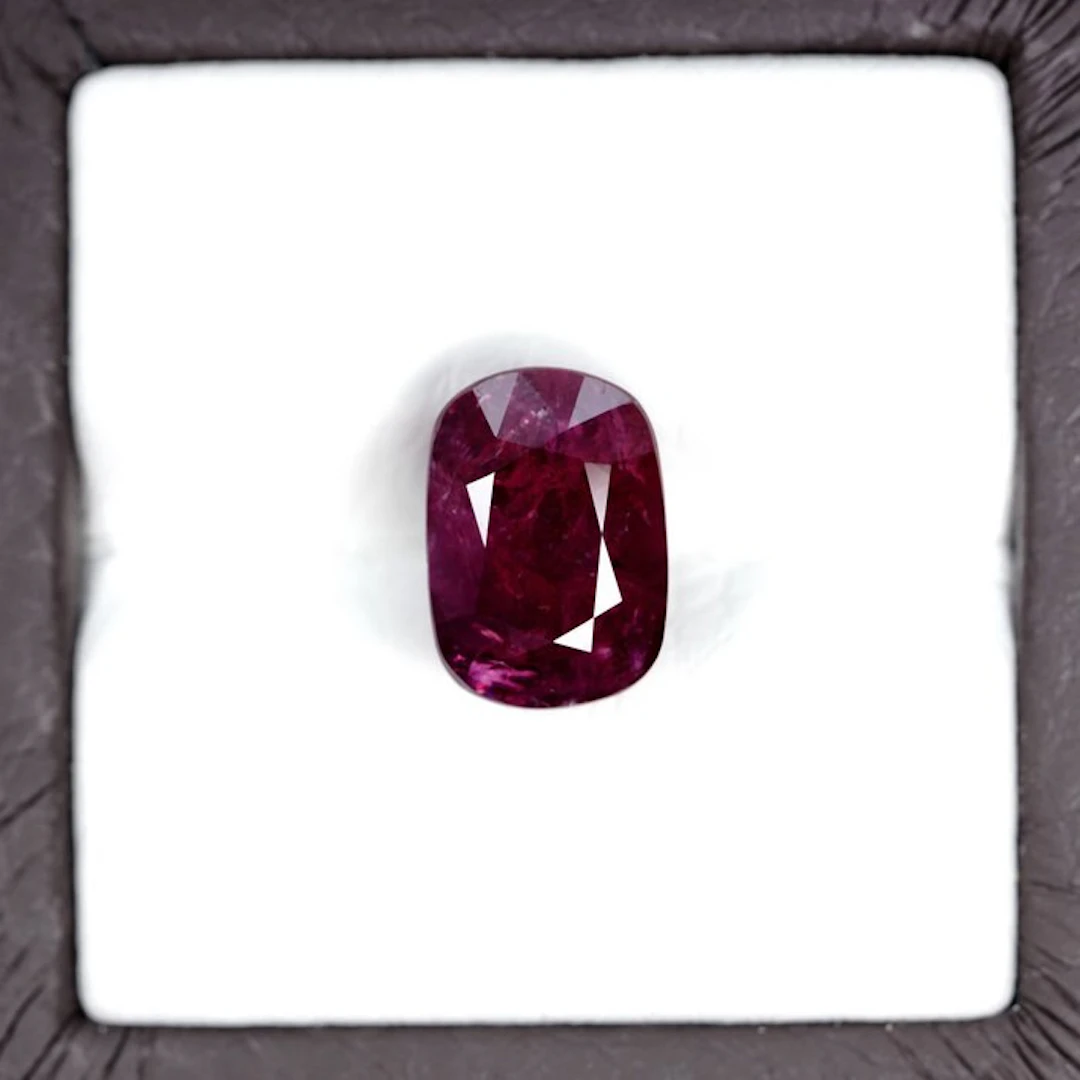 1 pcs Red Ruby - 4.86 ct - Bellerophon Gemlab - NO HEAT MOZAMBIQUE RUBY