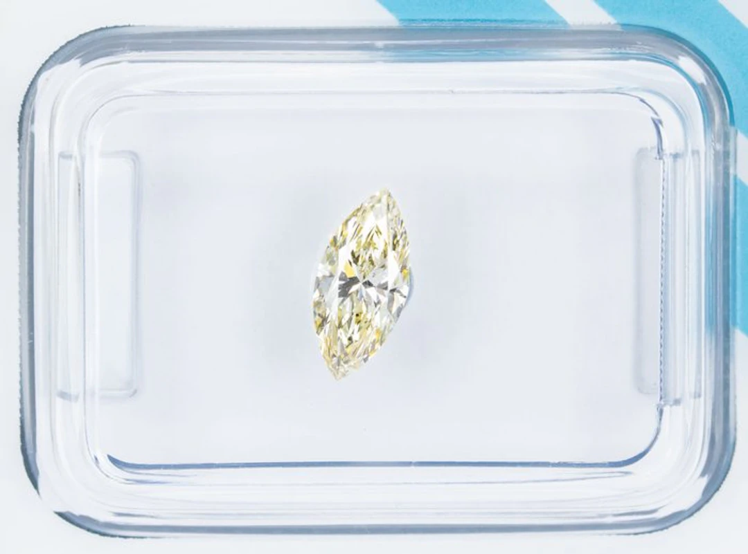 No reserve price - 1 pcs Diamond (Natural coloured)...