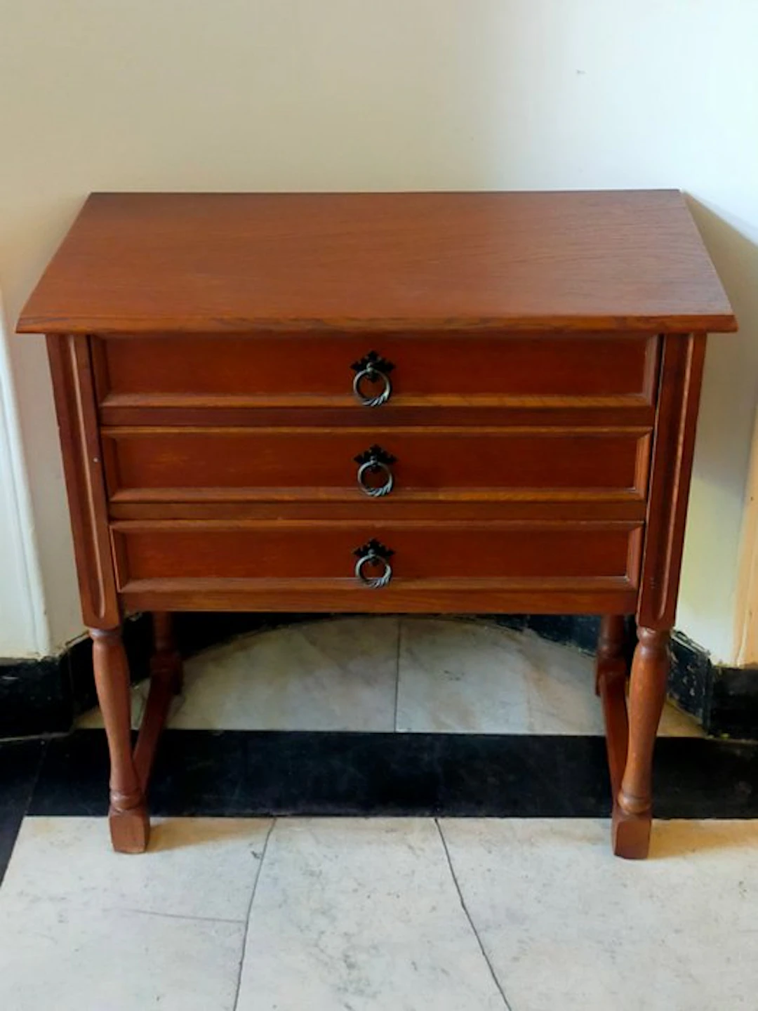 Klassisches Kommodchen aus Holz – Eleganter Beistelltisch...