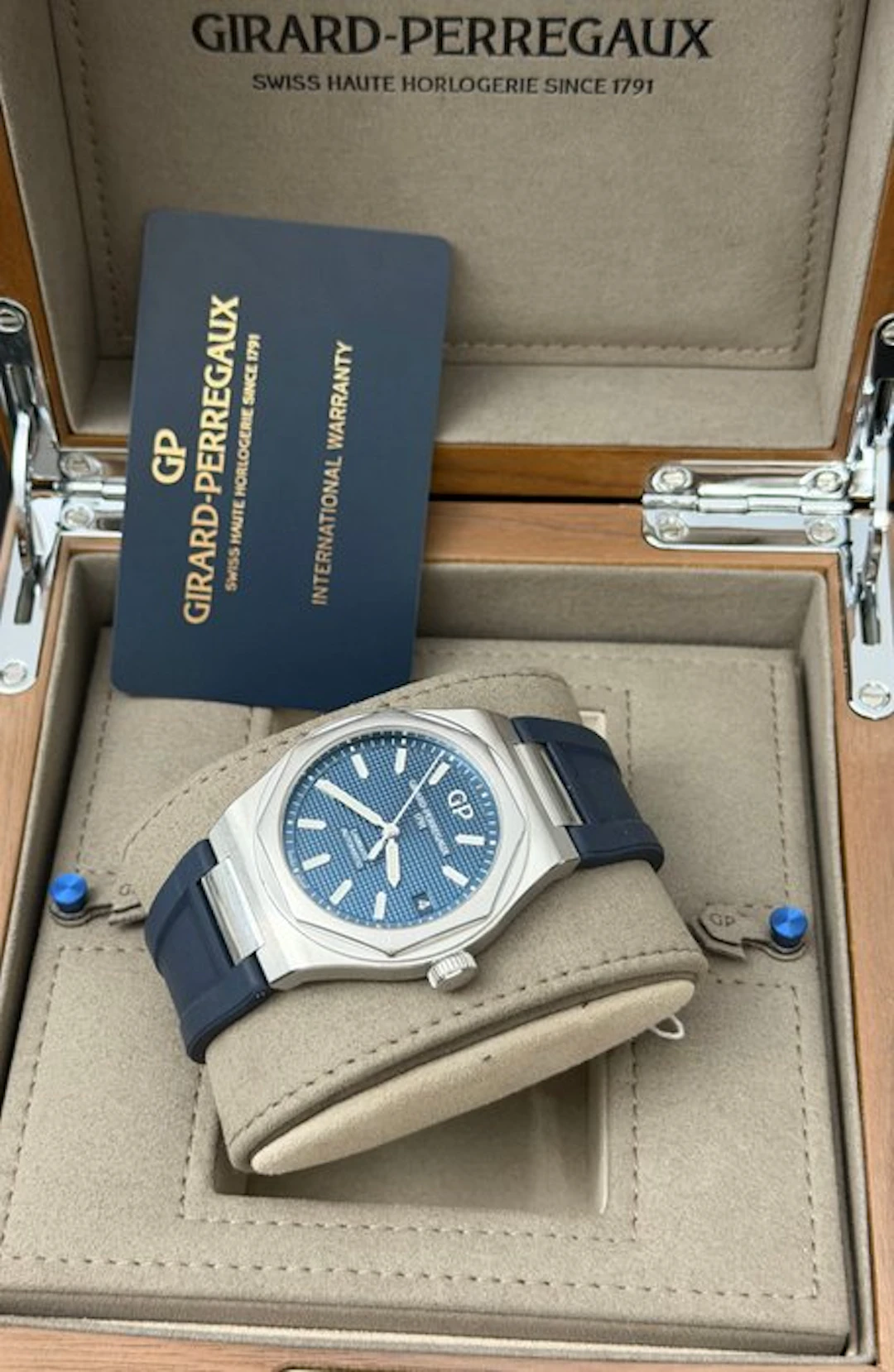 Girard-Perregaux - Laureato - 81010 - Men - 2018