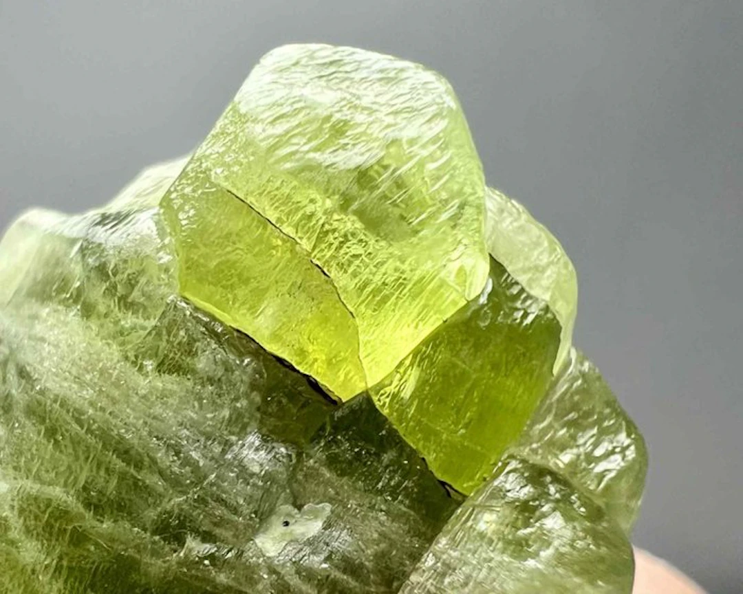Peridot Crystal - Height: 29 mm - Width: 28 mm- 13 g - (1)