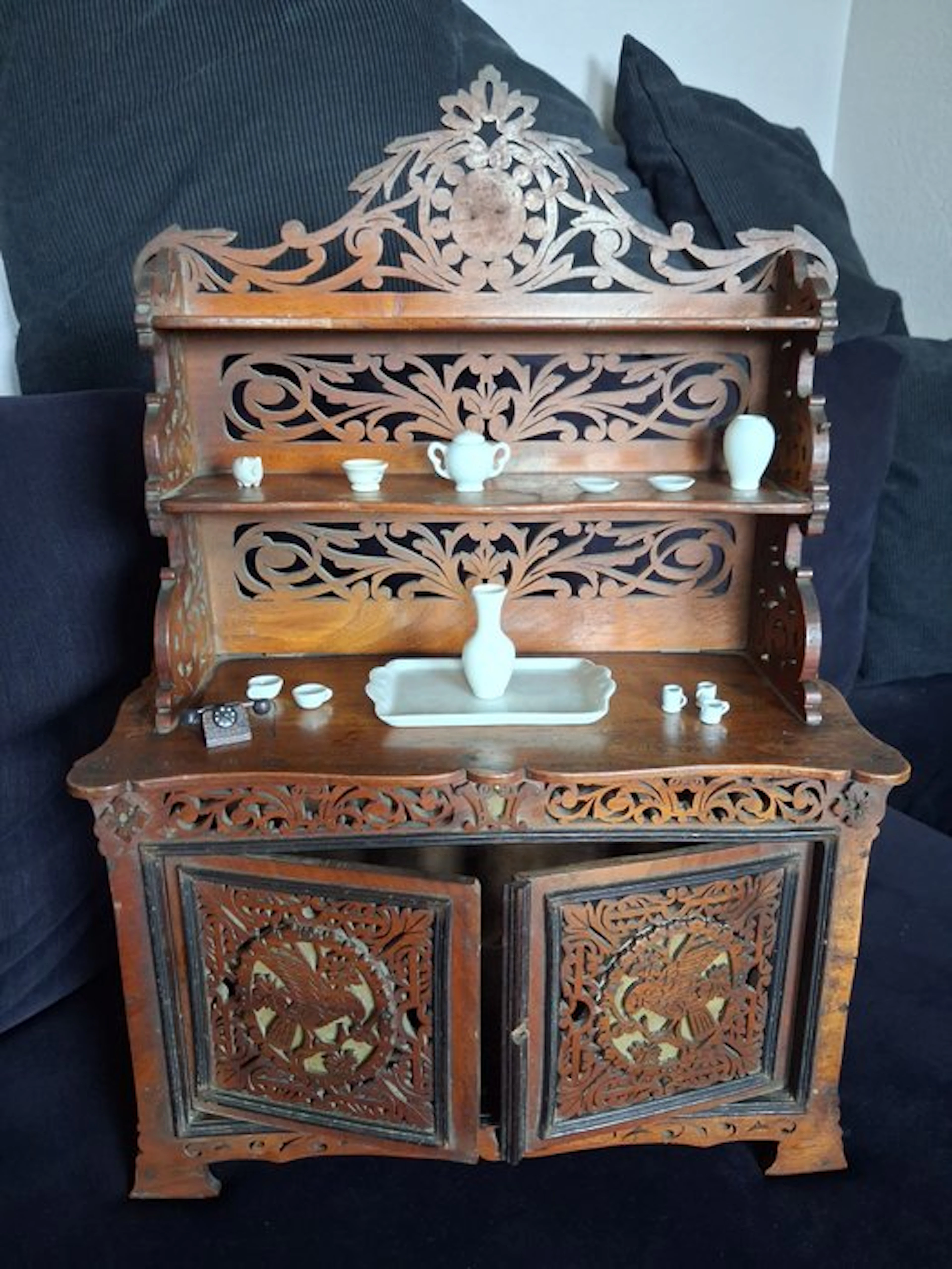 Rare vaisselier de poupée ancien en bois ajouré – Décor...