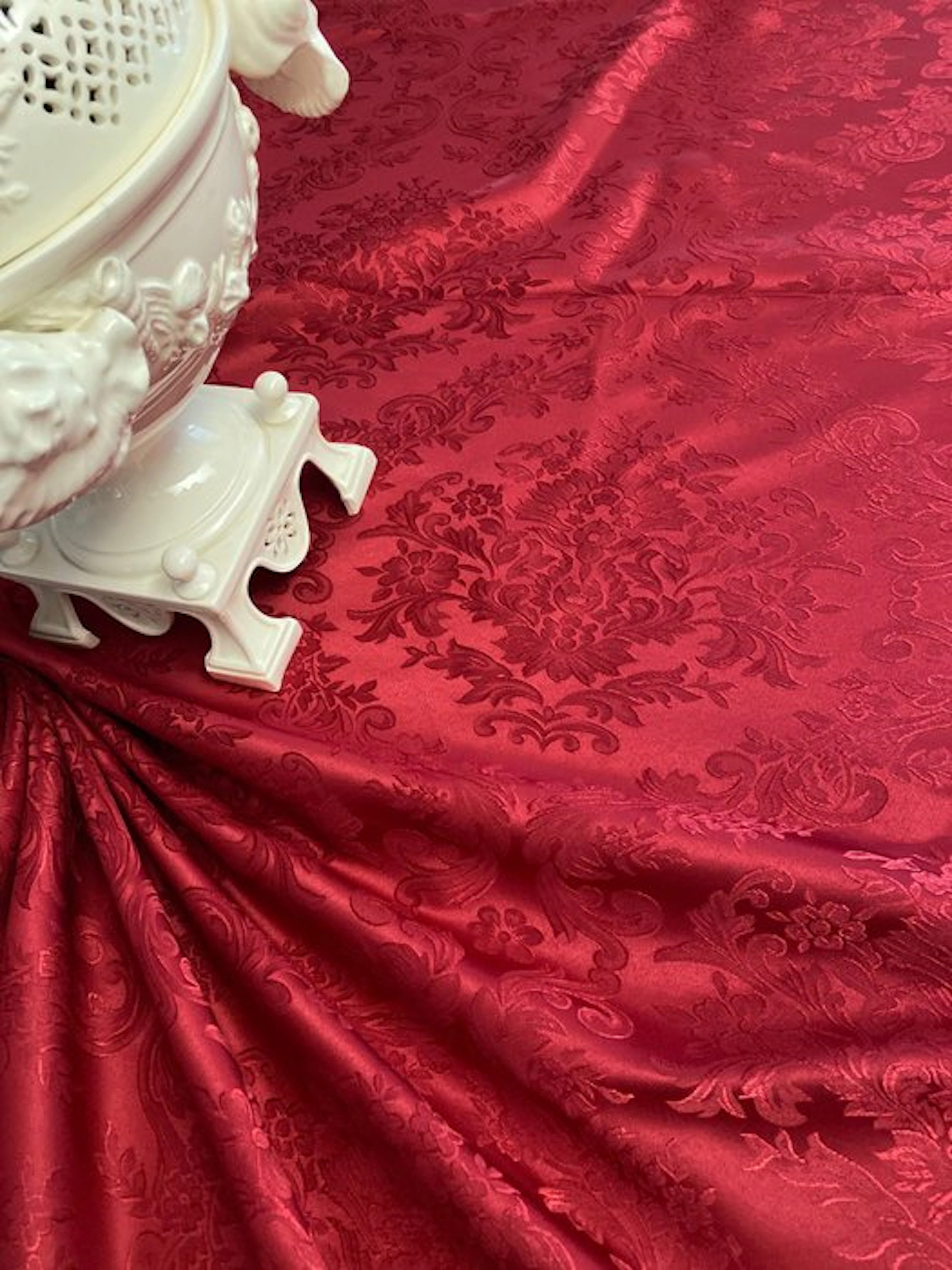 san Leucio - large and precious red damask Christmas...