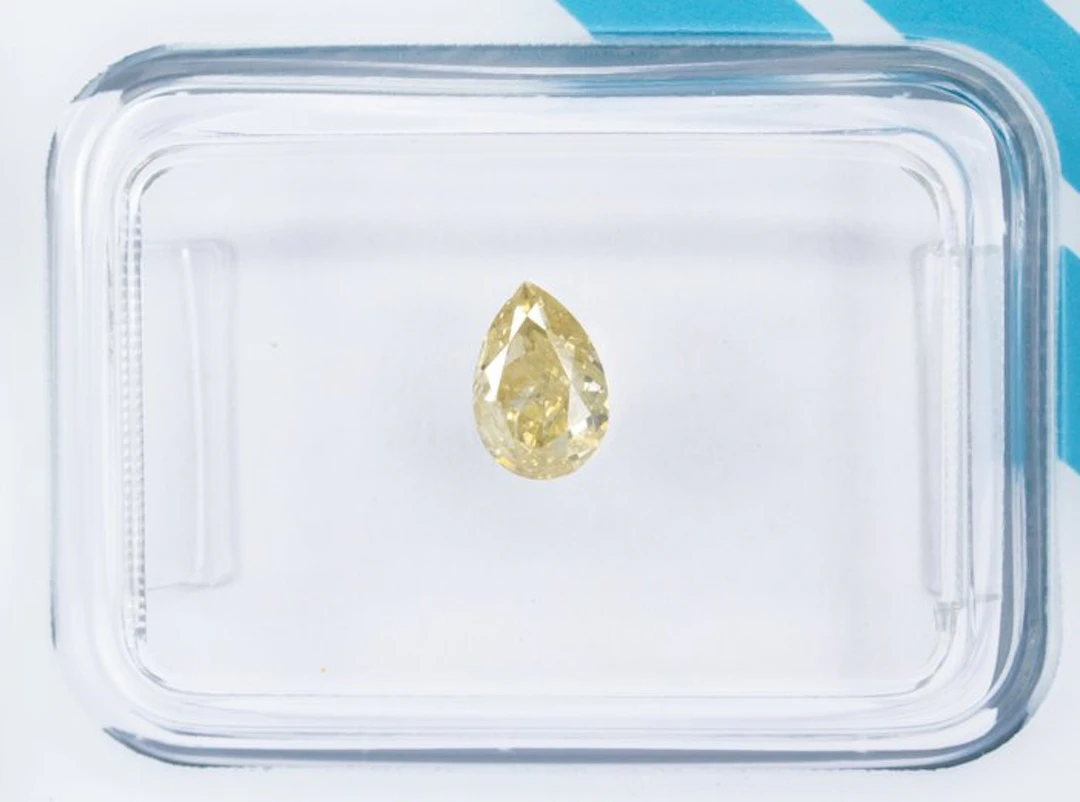 No reserve price - 1 pcs Diamond (Natural coloured)...