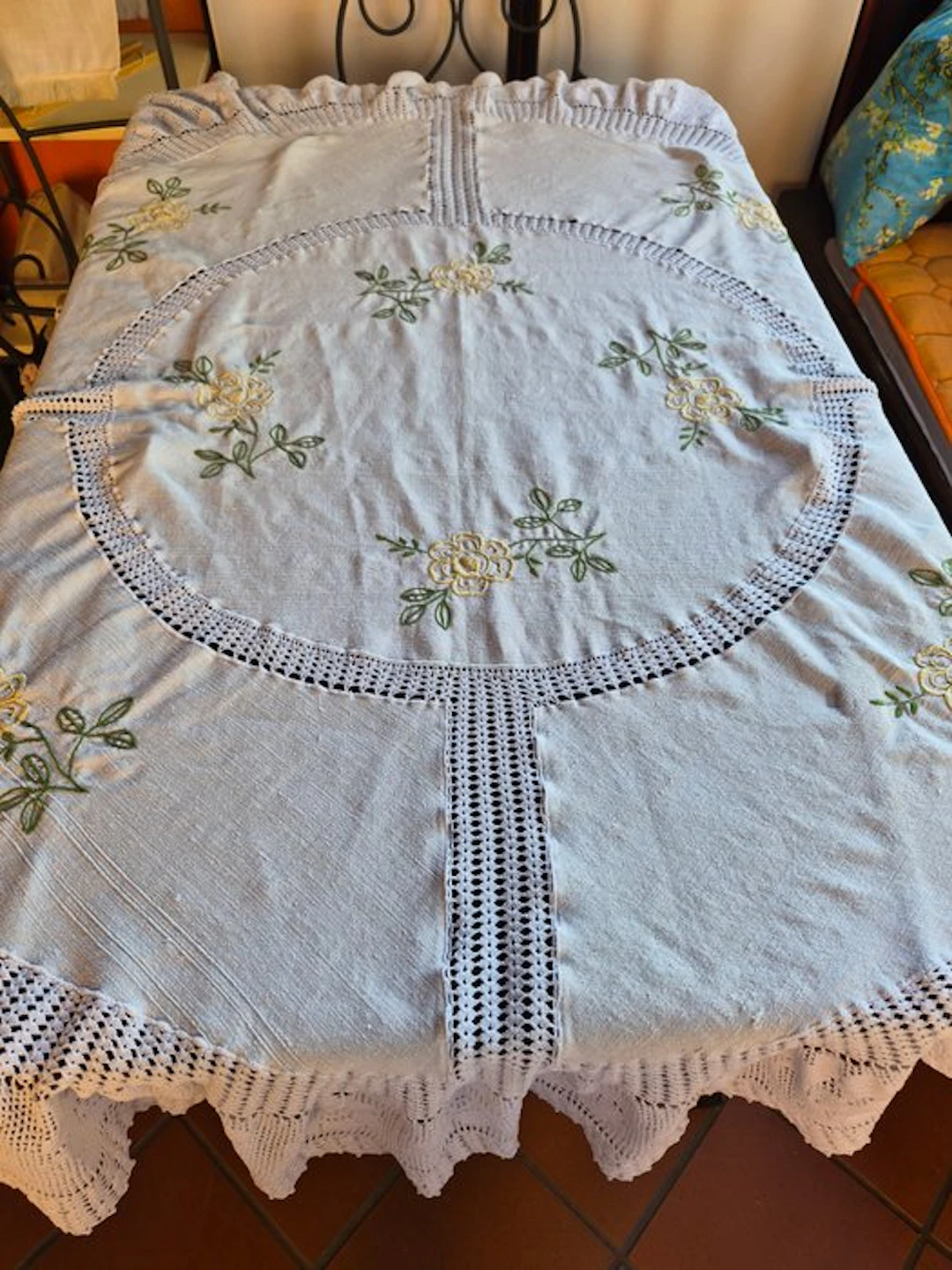 Tablecloth - 160 cm - 160 cm - linen, embroidery, filet crochet