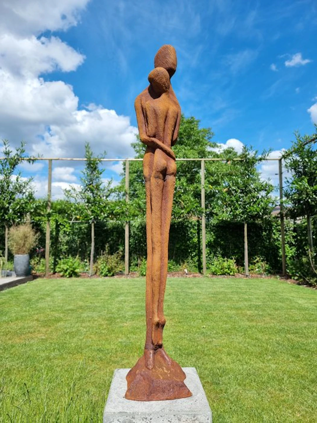 Sculpture, Omhelzend koppel - 64 cm - Iron