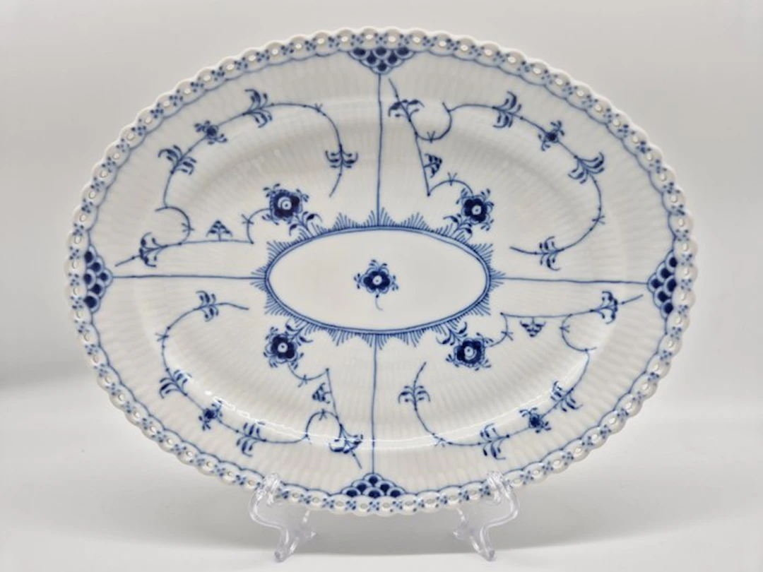 Royal Copenhagen - Ovale Platte Musselmalet Vollspitze
