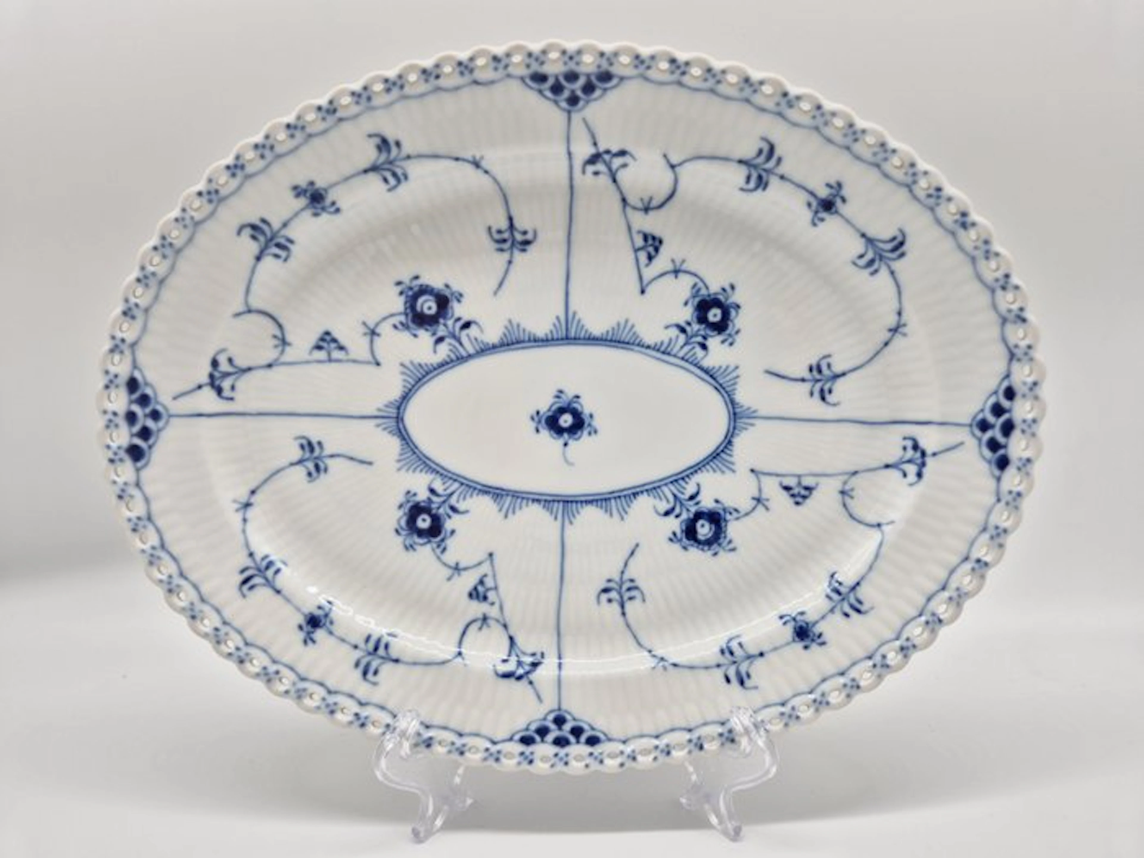 Royal Copenhagen - Ovale Platte Musselmalet Vollspitze