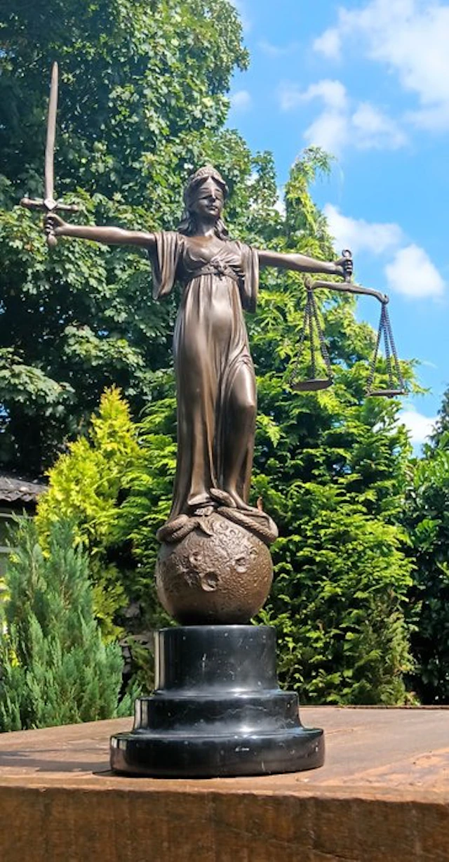 Statue, Justitia godin van gerechtigheid - 46 cm - bronze marble