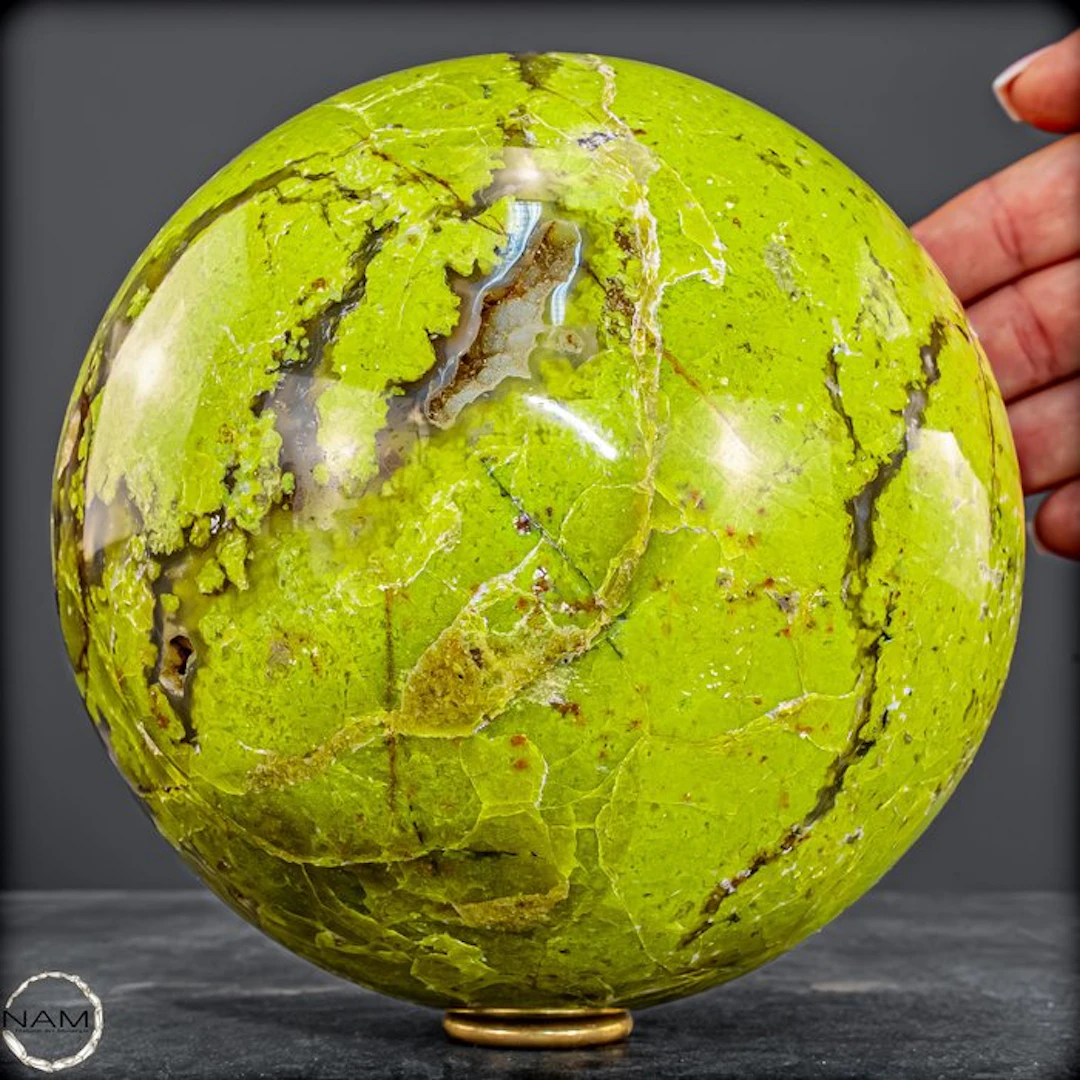 Radiant green opal sphere – The jewel of life in its perfected form.- 3207.71 g