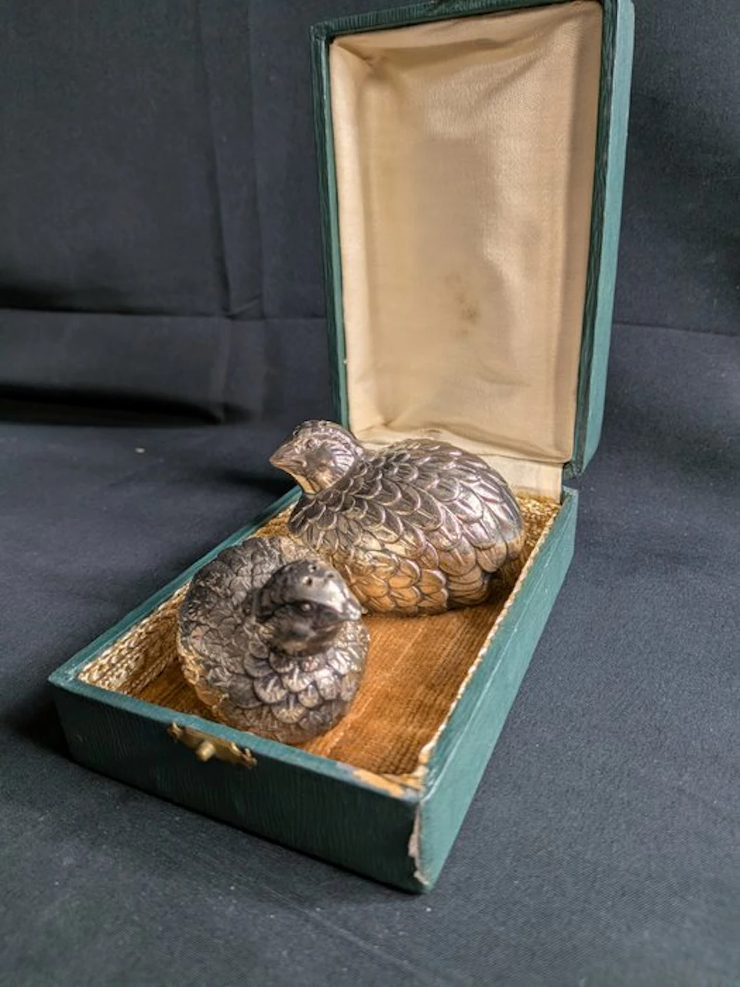 Salt and pepper shakers (2) - quails - Silverplated