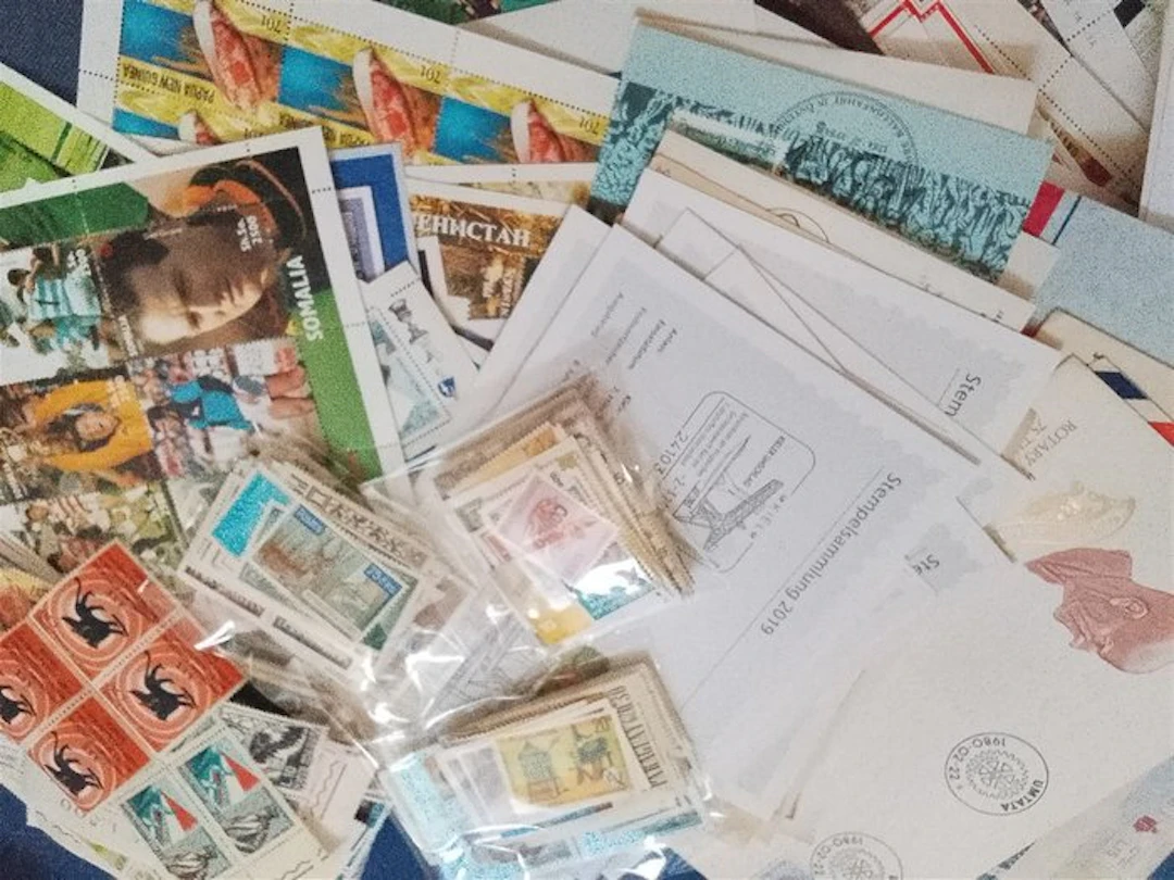 World - Large accumulation of worldwide stamp collections