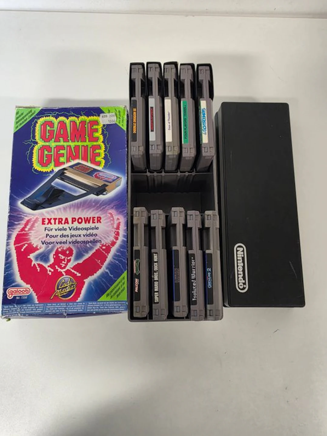 Nintendo - Nes - NES Storage Case original & Game Genie...