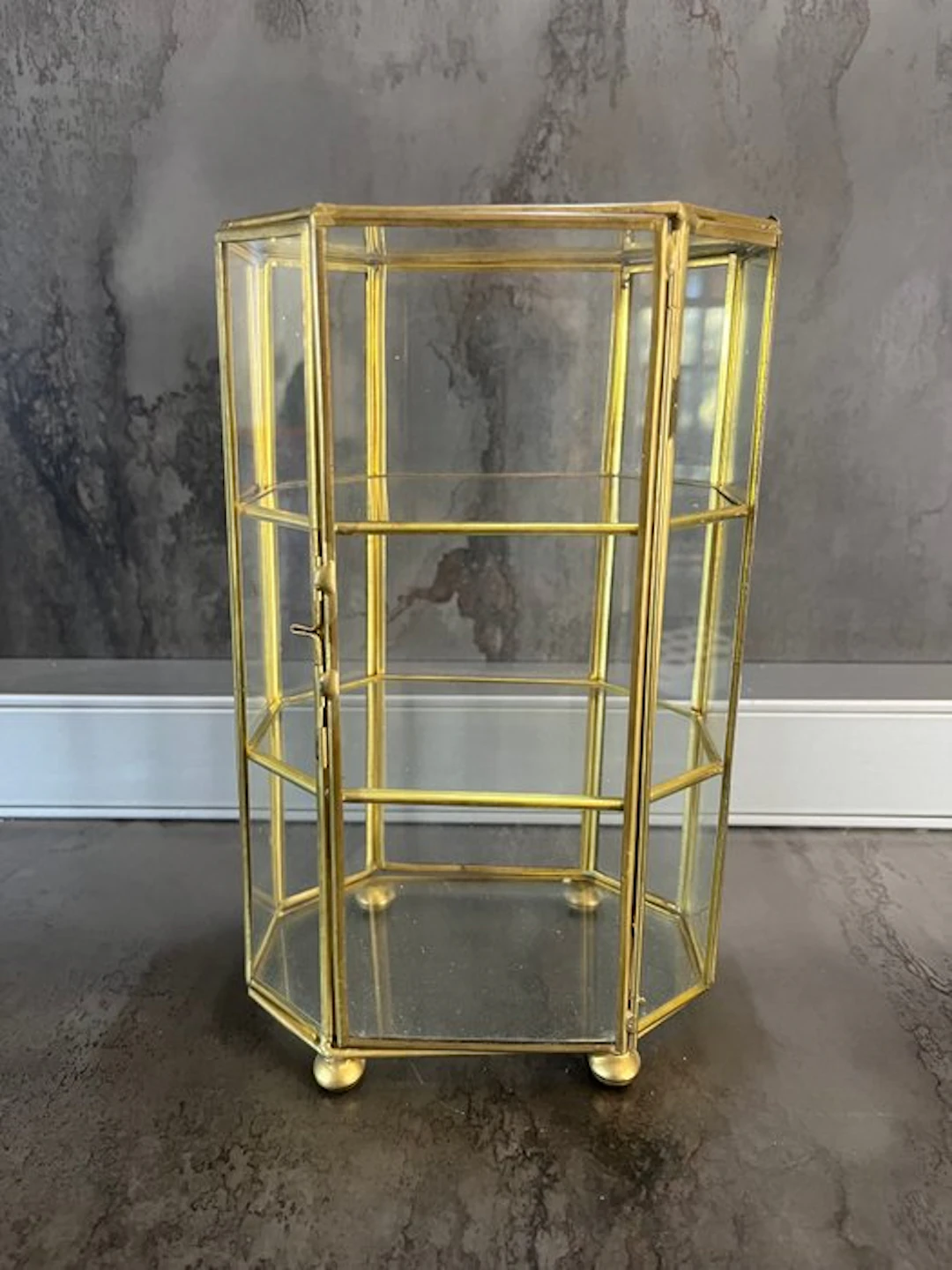 Display cabinet - Glass and brass