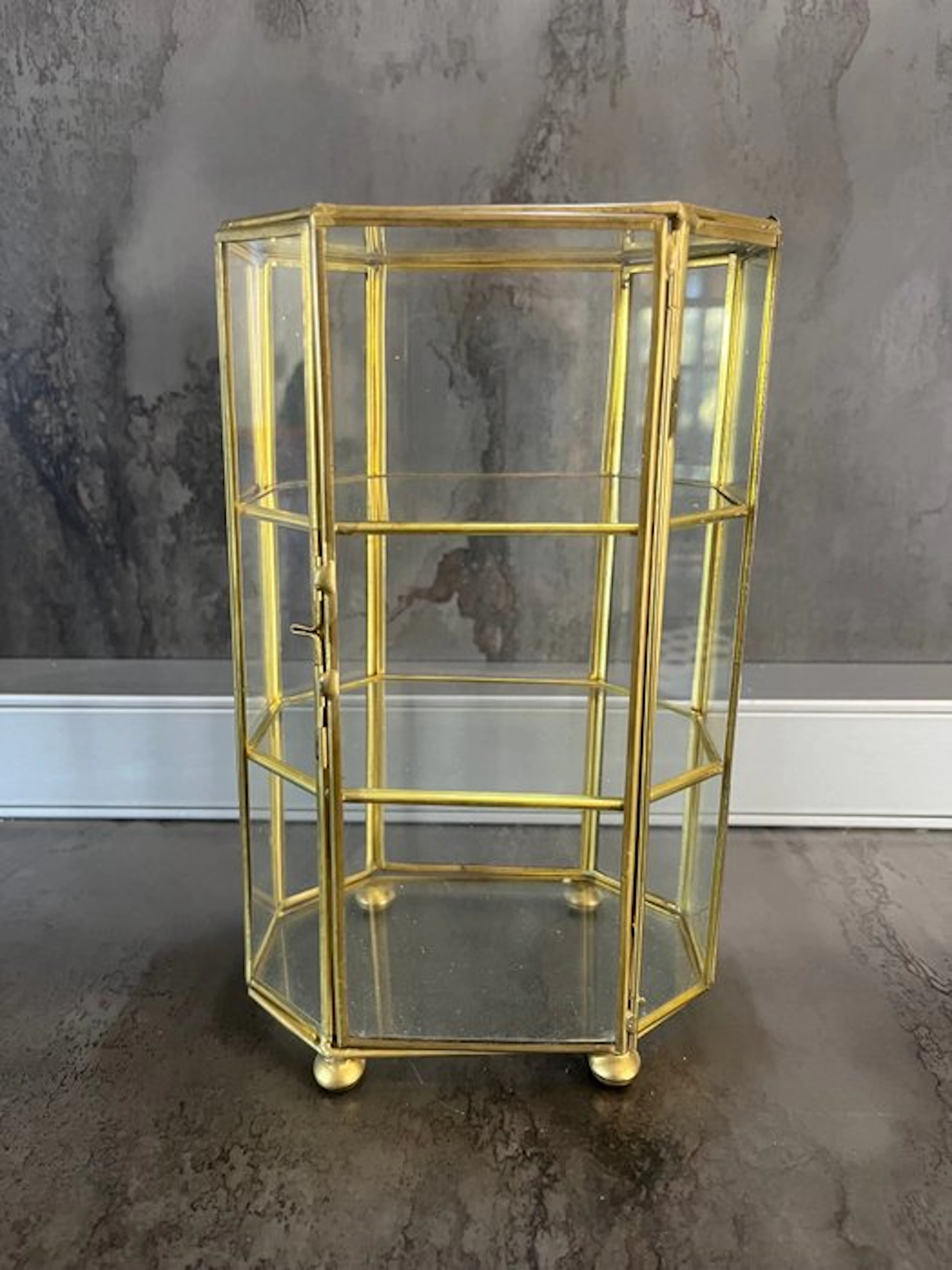 Display cabinet - Glass and brass
