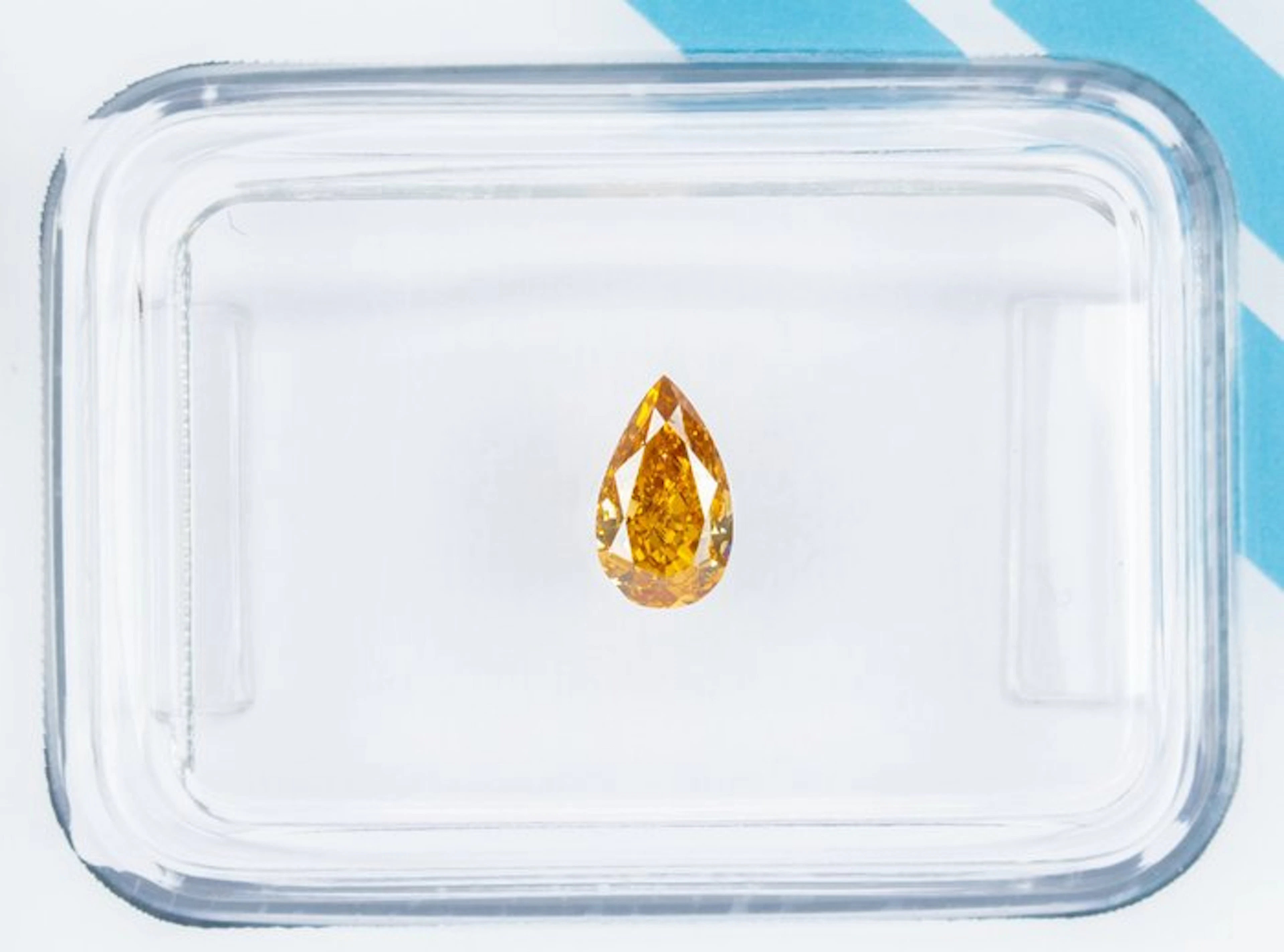 No reserve price - 1 pcs Diamond (Natural coloured)...