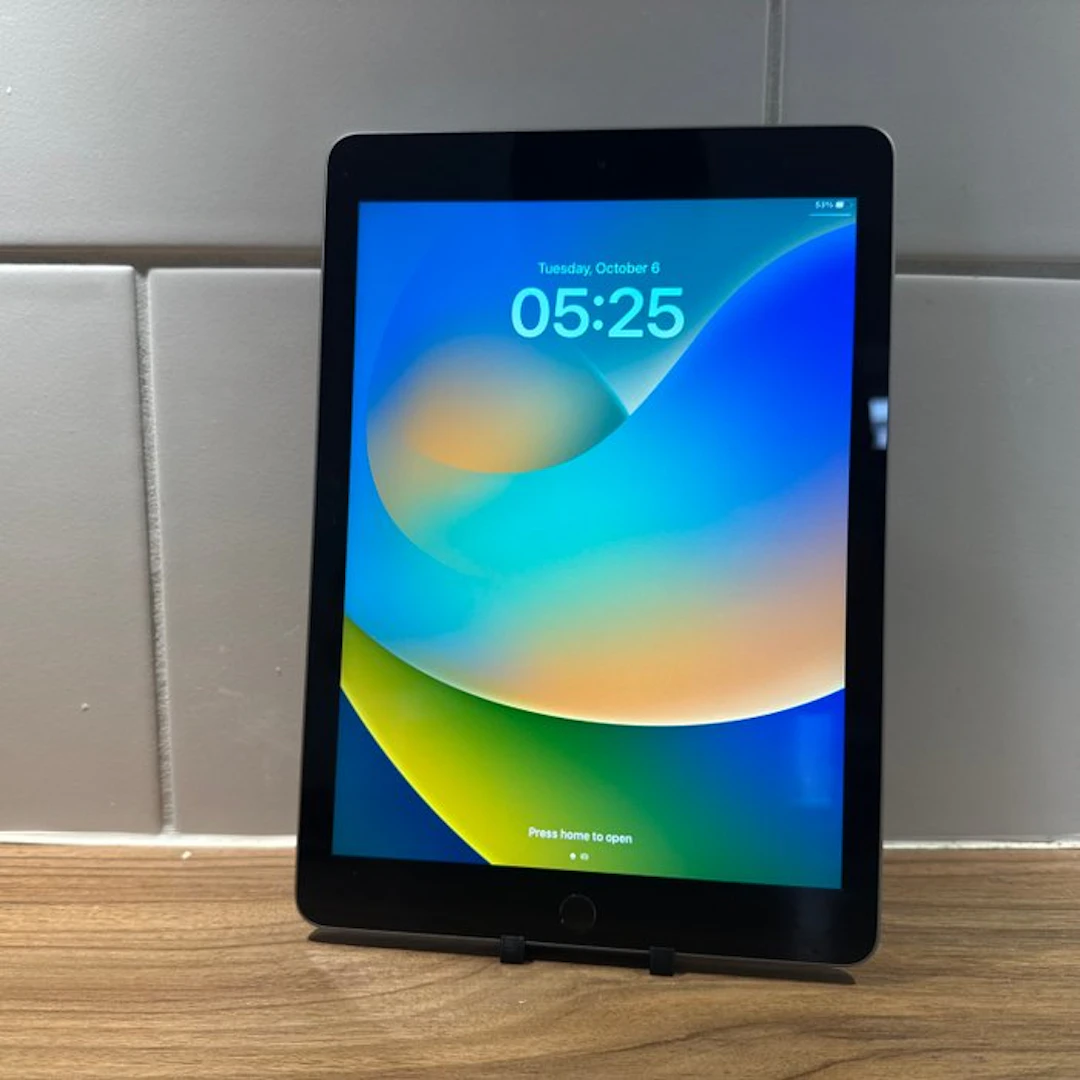 Apple iPad (5th Generation) 128GB Wifi - Mobile phone