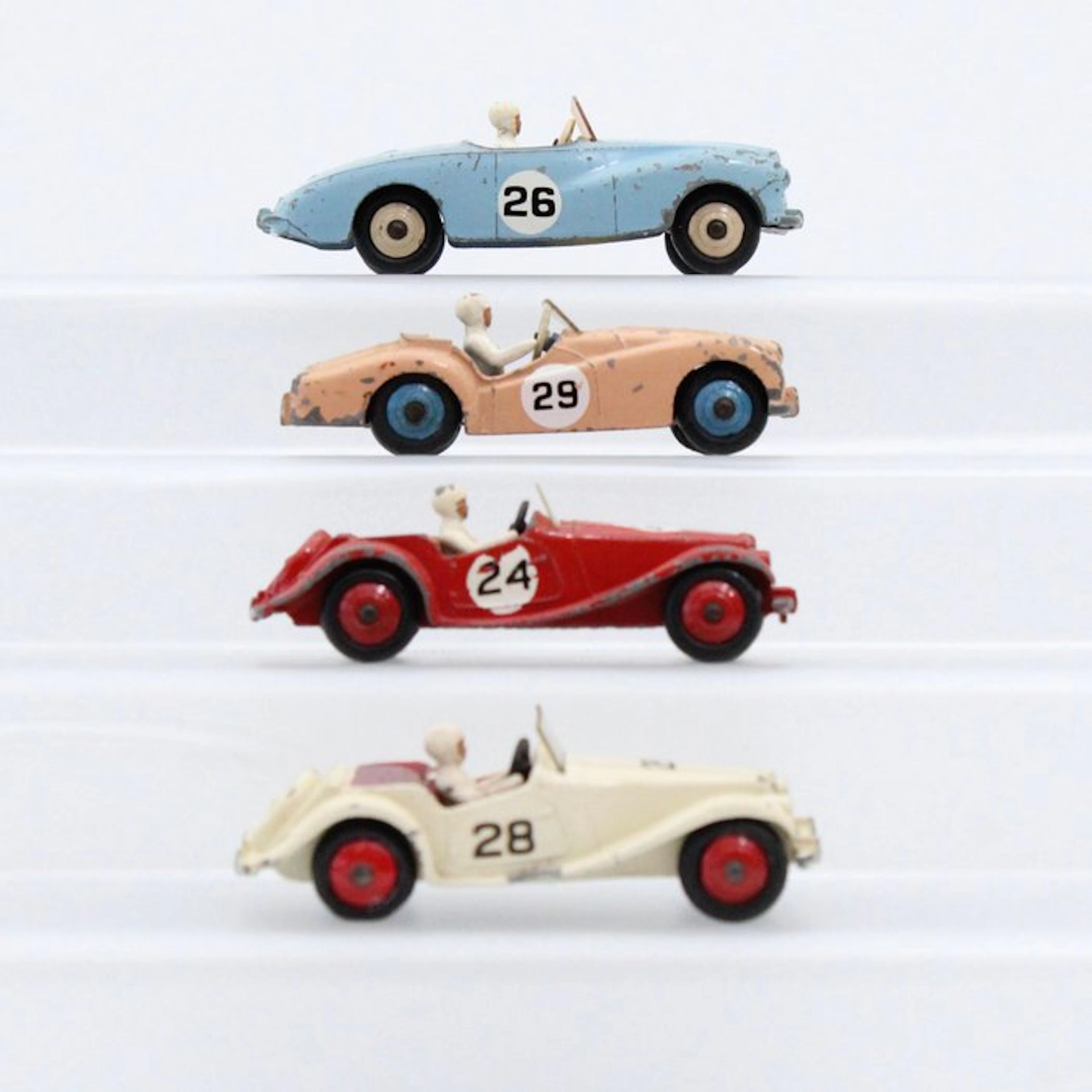 Dinky Toys 1:43 - Model car (4) - Sunbeam Alpine 107...