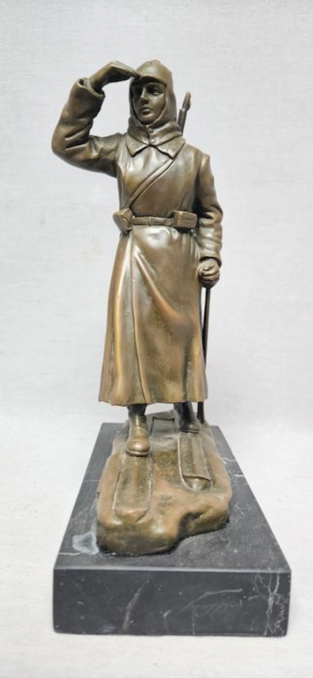 "ВСЕКОХУДОЖНИК МОСКВА 32" - Statue, Een Sovjet-skisoldaat - 28 cm - Bronze