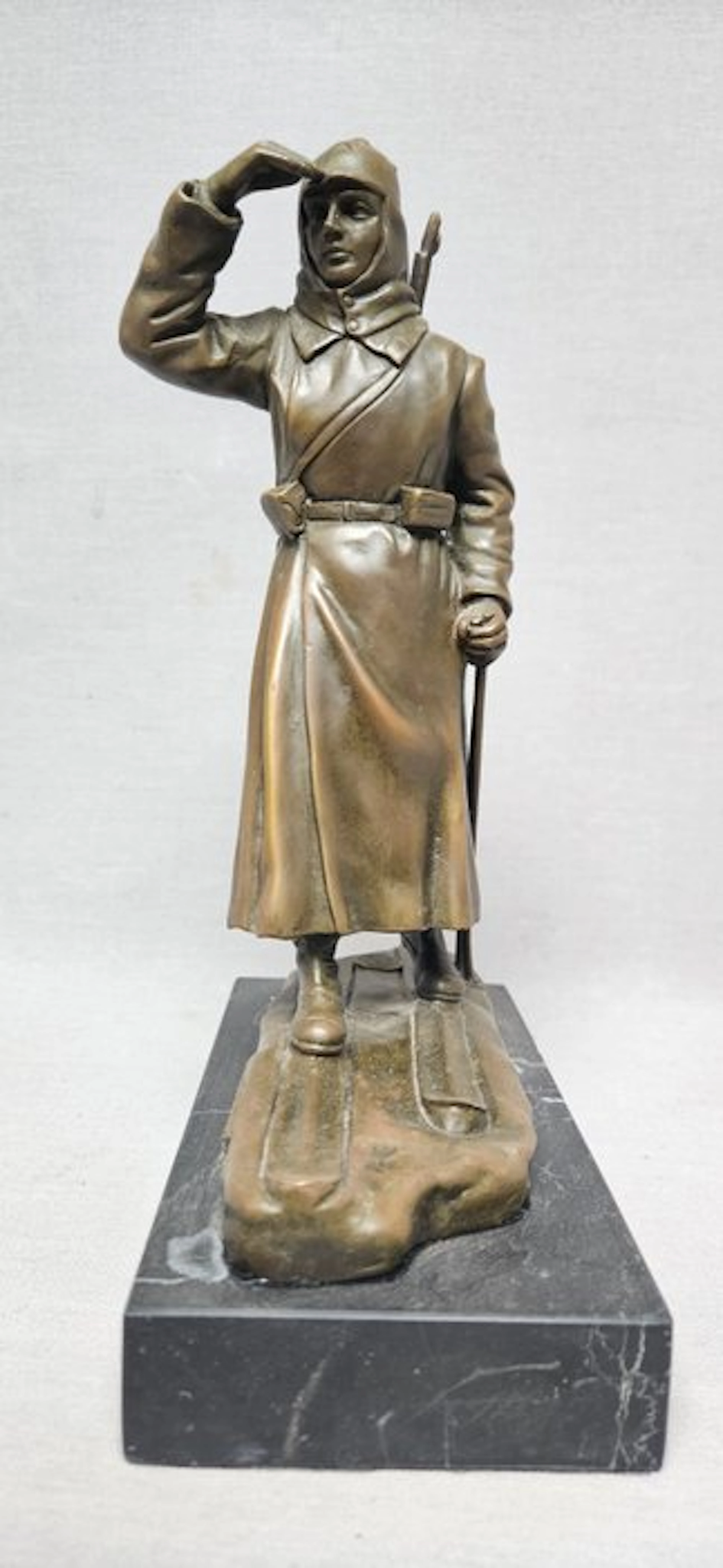 "ВСЕКОХУДОЖНИК МОСКВА 32" - Statue, Een Sovjet-skisoldaat - 28 cm - Bronze