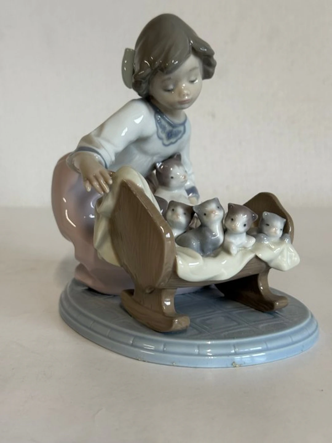 Lladró - Figurine - A Cradle of Kittens - Cuna de Gatitos #5784 - Porcelain