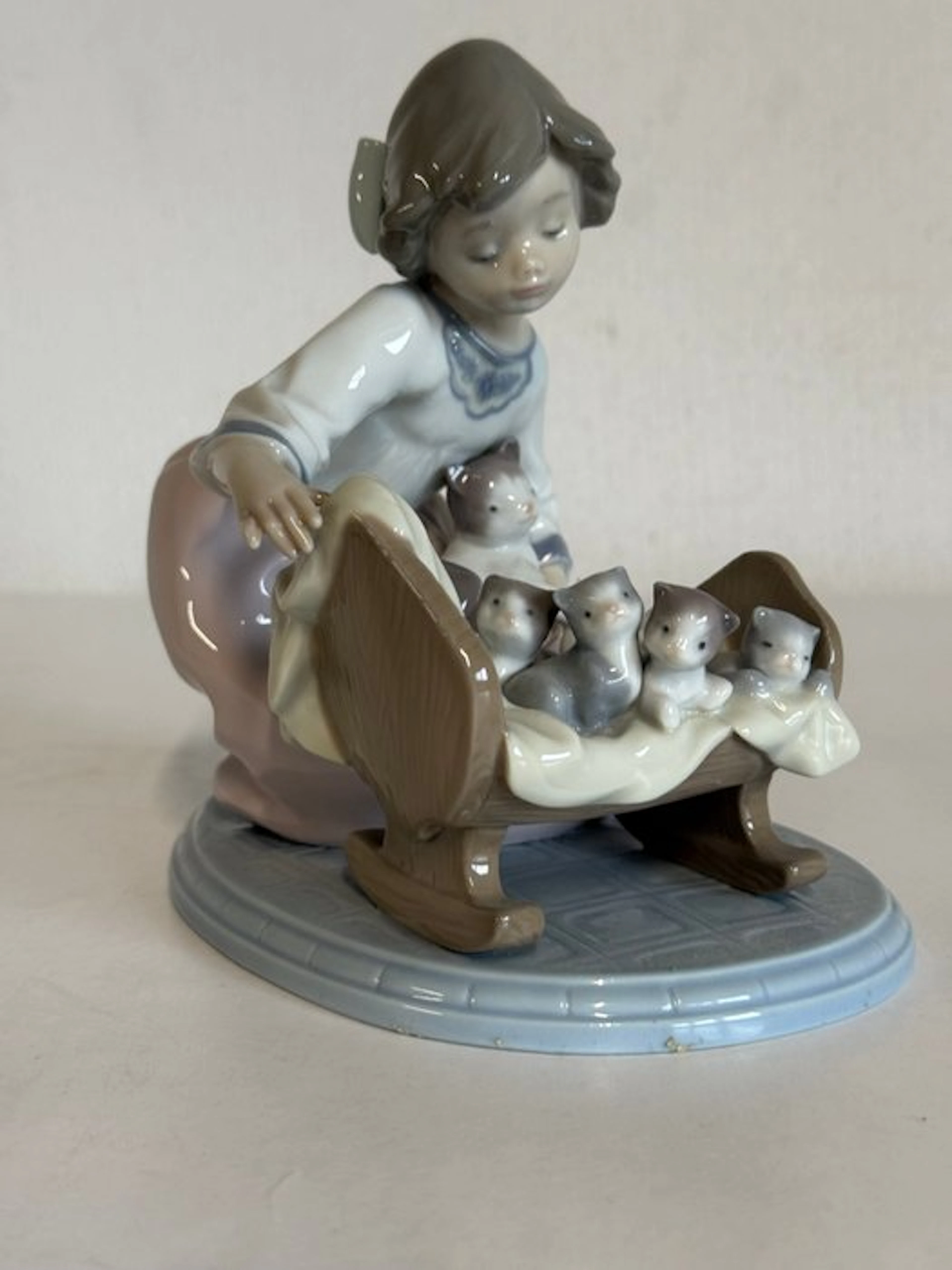 Lladró - Figurine - A Cradle of Kittens - Cuna de Gatitos #5784 - Porcelain