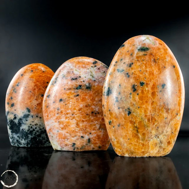 Orange calcite with black tourmaline – powerful harmony of light and protection