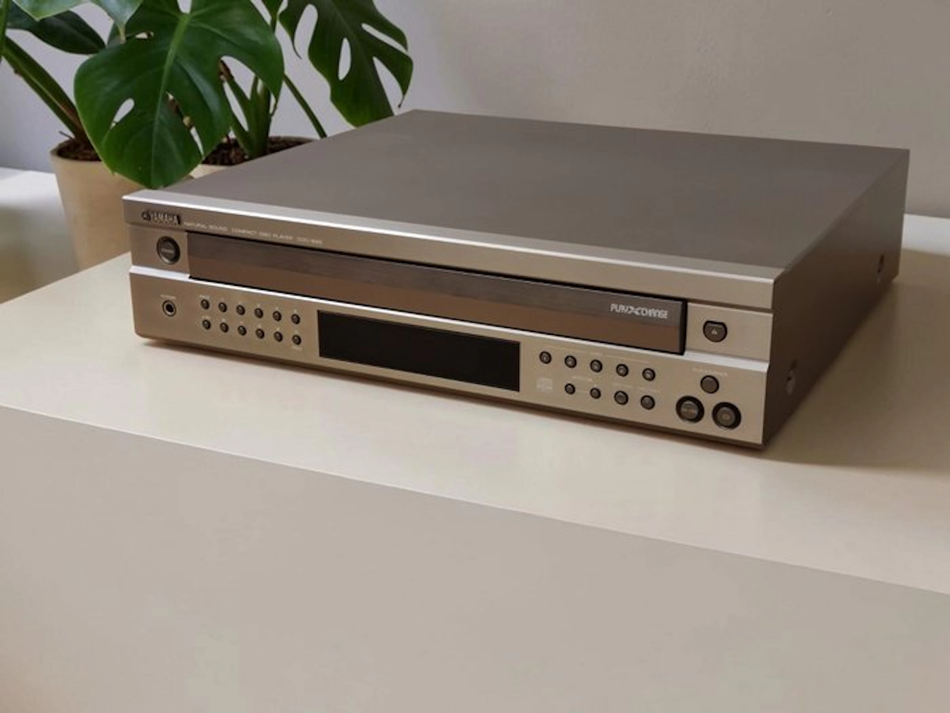Yamaha - CDC-685 - 5-Disc Carousel CD Changer with PlayXChange CD player