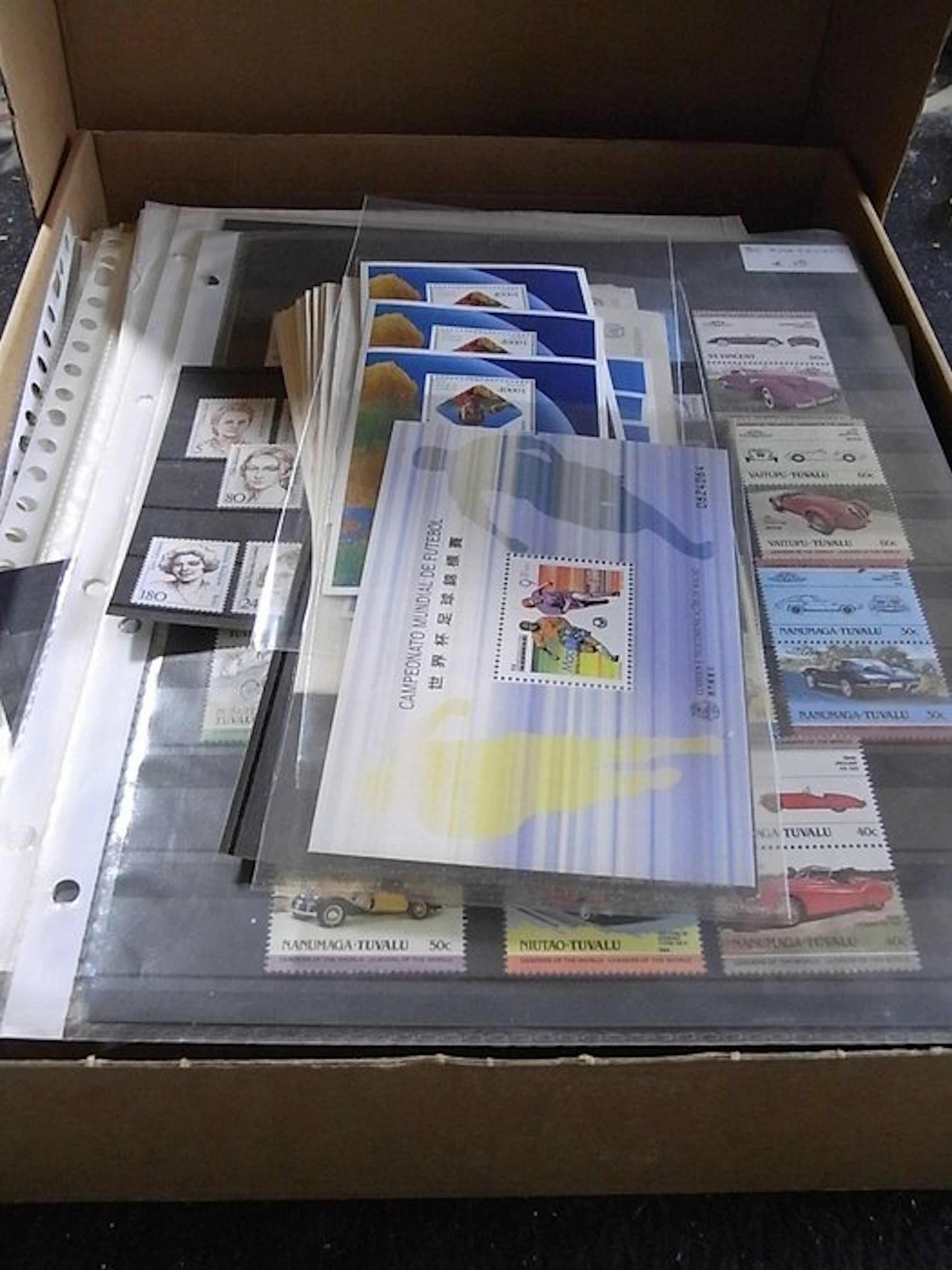 World 1900/2000 - Huge clearance Lot in a large box