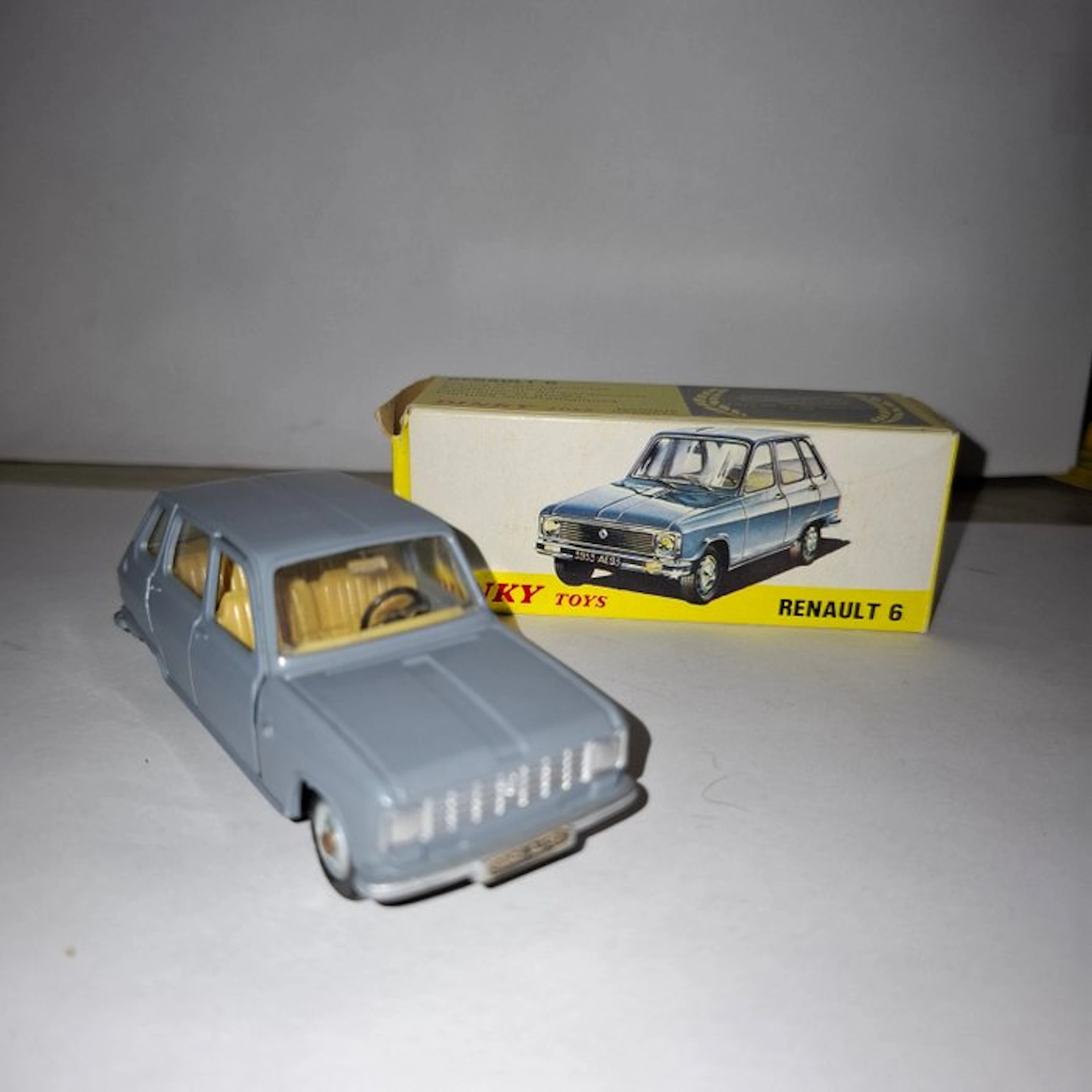 Dinky Toys 1:43 - Model car - Renault 6