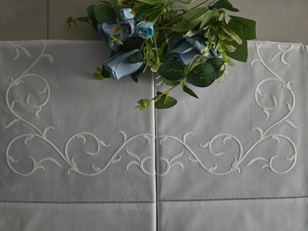 Set Lenzuola ricamate in puro cotone percalle Ricamo in...