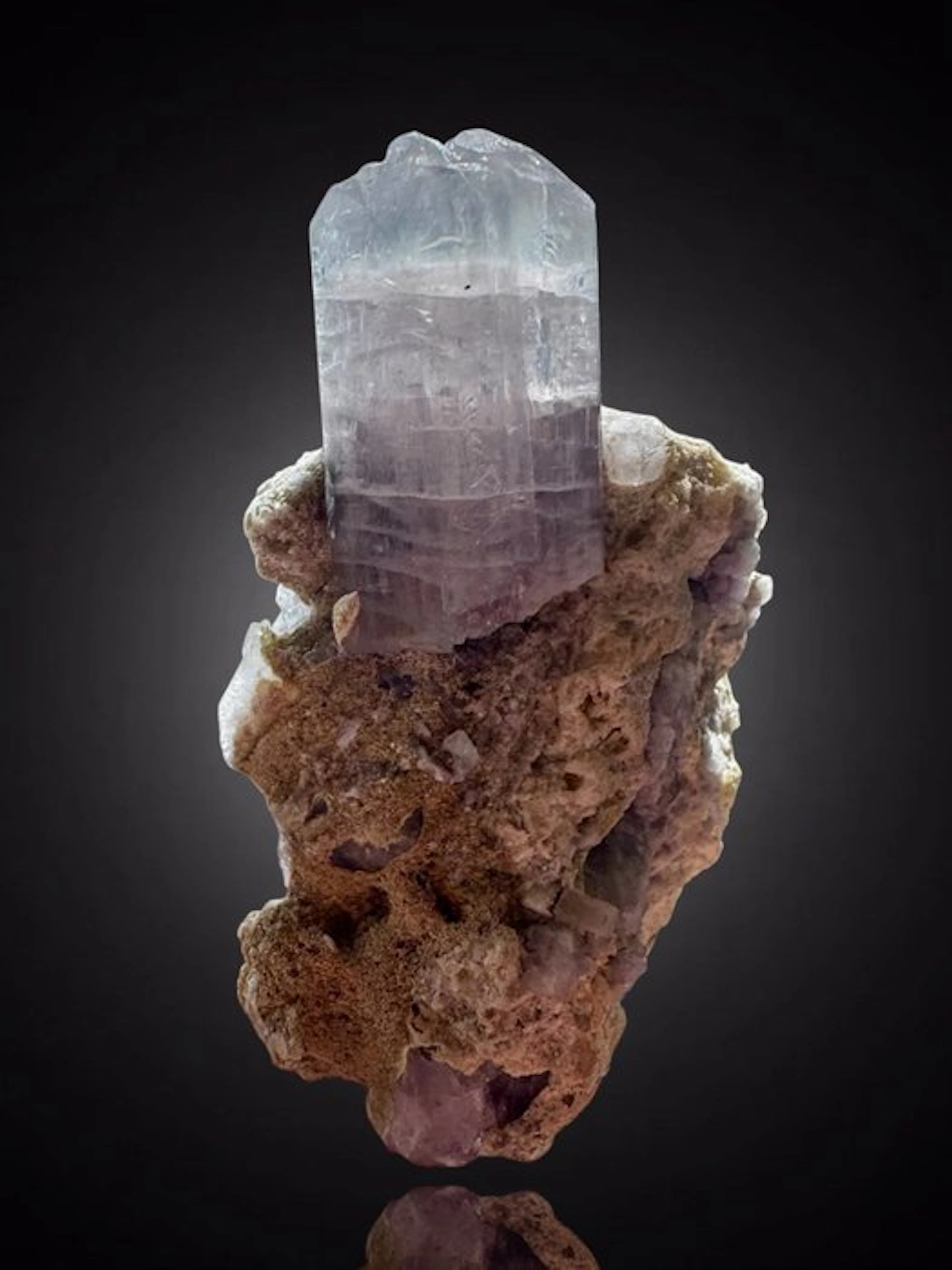 Large and luminous fluorescent scapolite crystal
