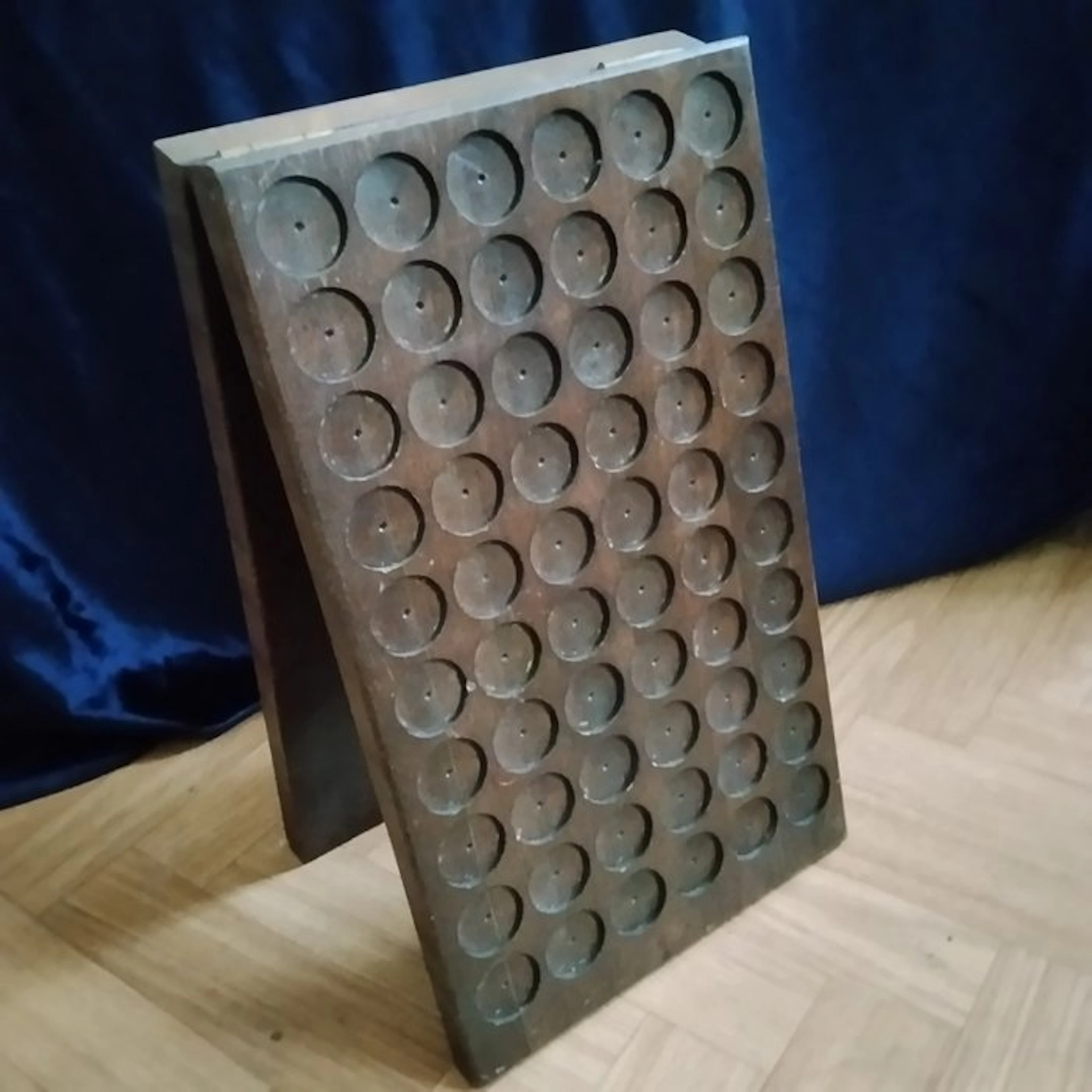 Champagne capsules - solid headwood - Solid wood display for 120 capsules.