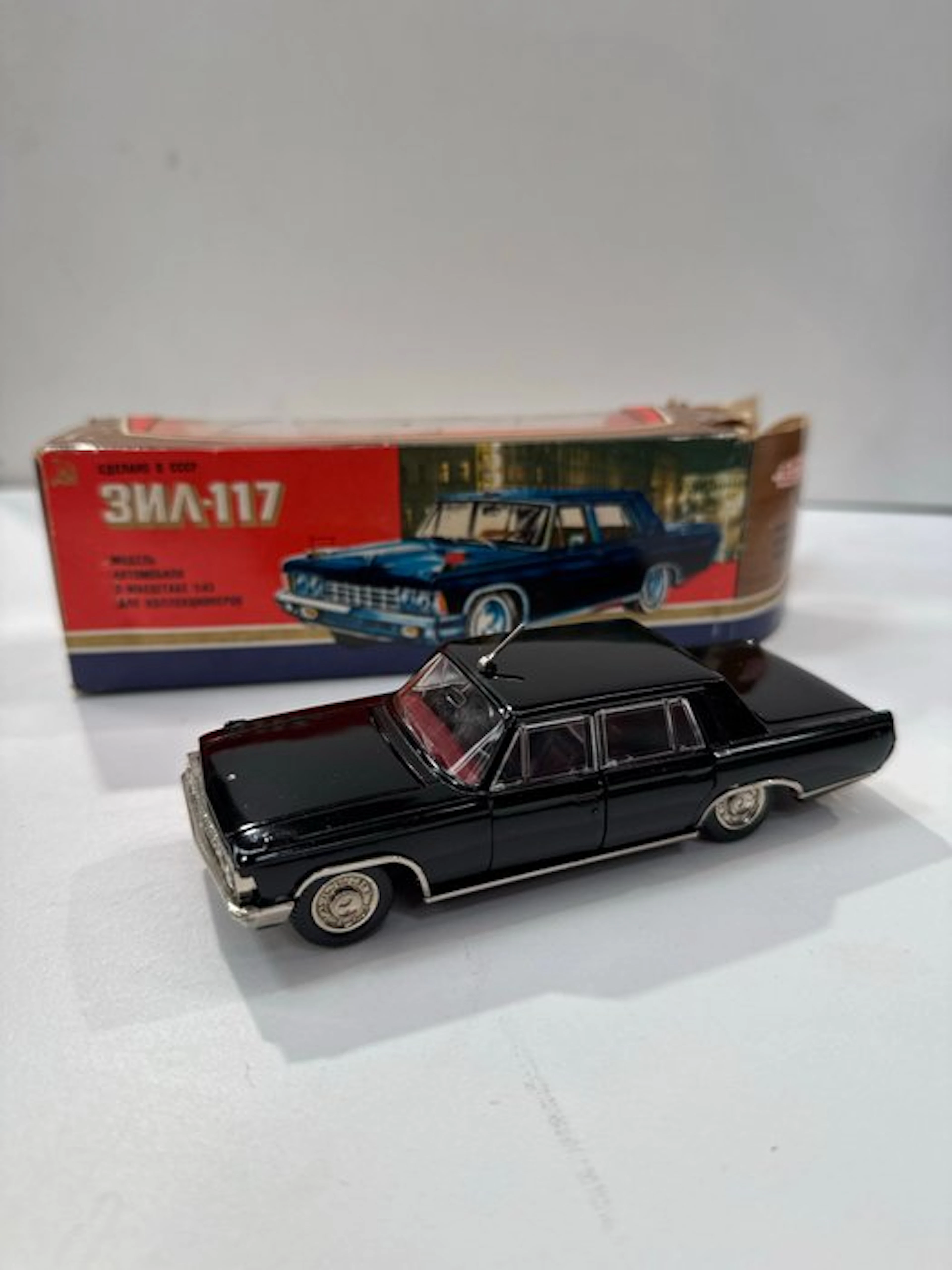 1:43 - Model car - ZIL-117 – Limousine gouvernementale soviétique noire