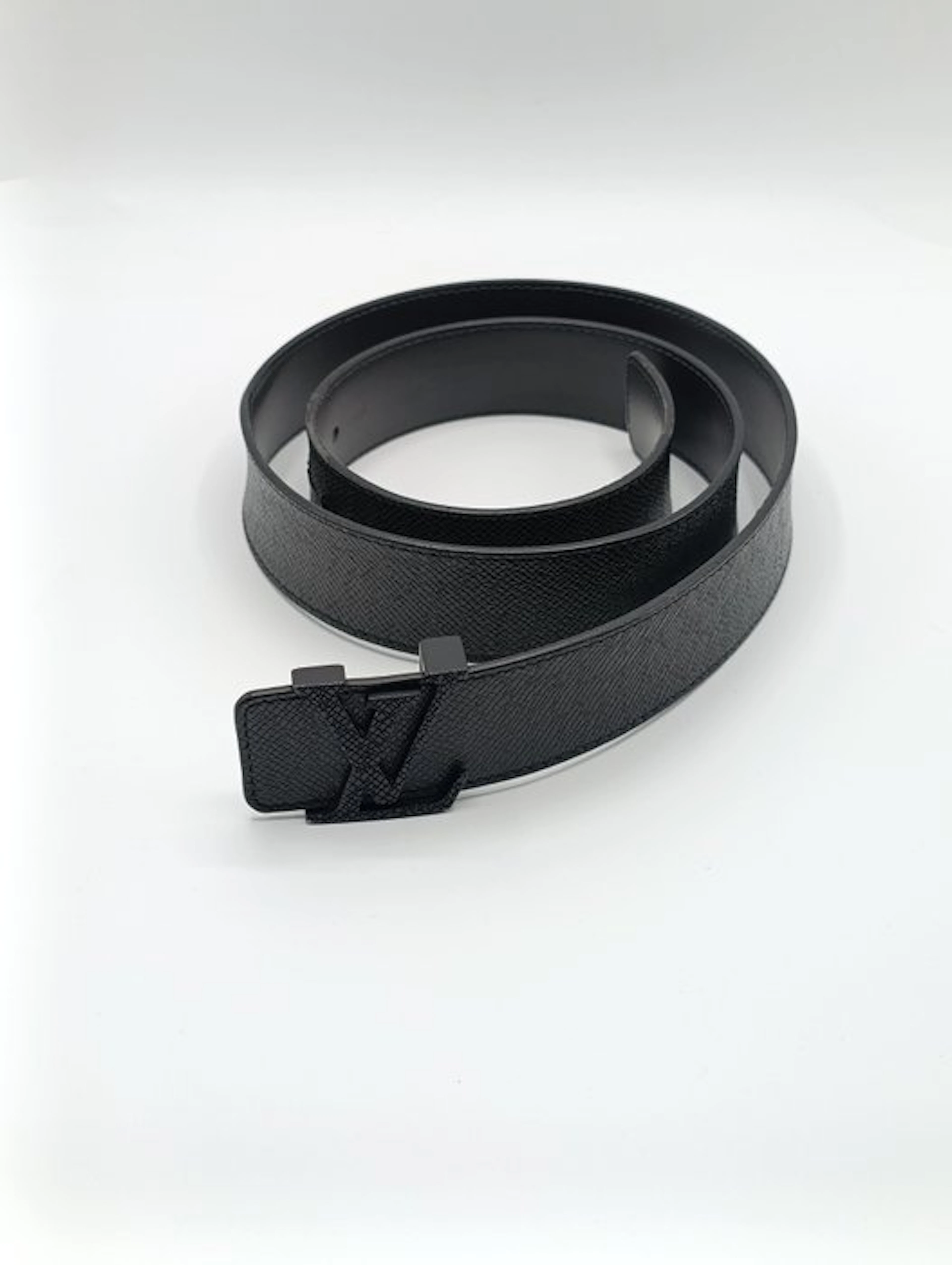 Louis Vuitton - M0001 - LV initials black taiga Leather - Belt