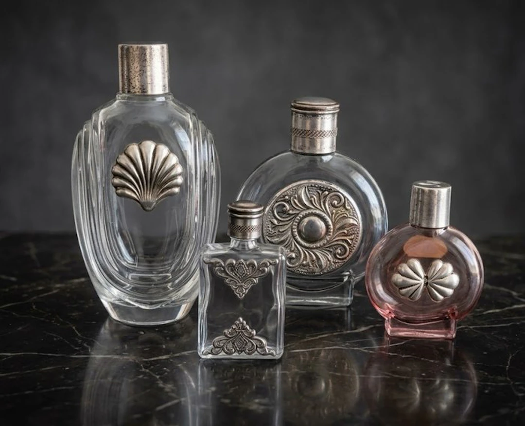 Themed collection - 4 perfume bottles in glass and silver